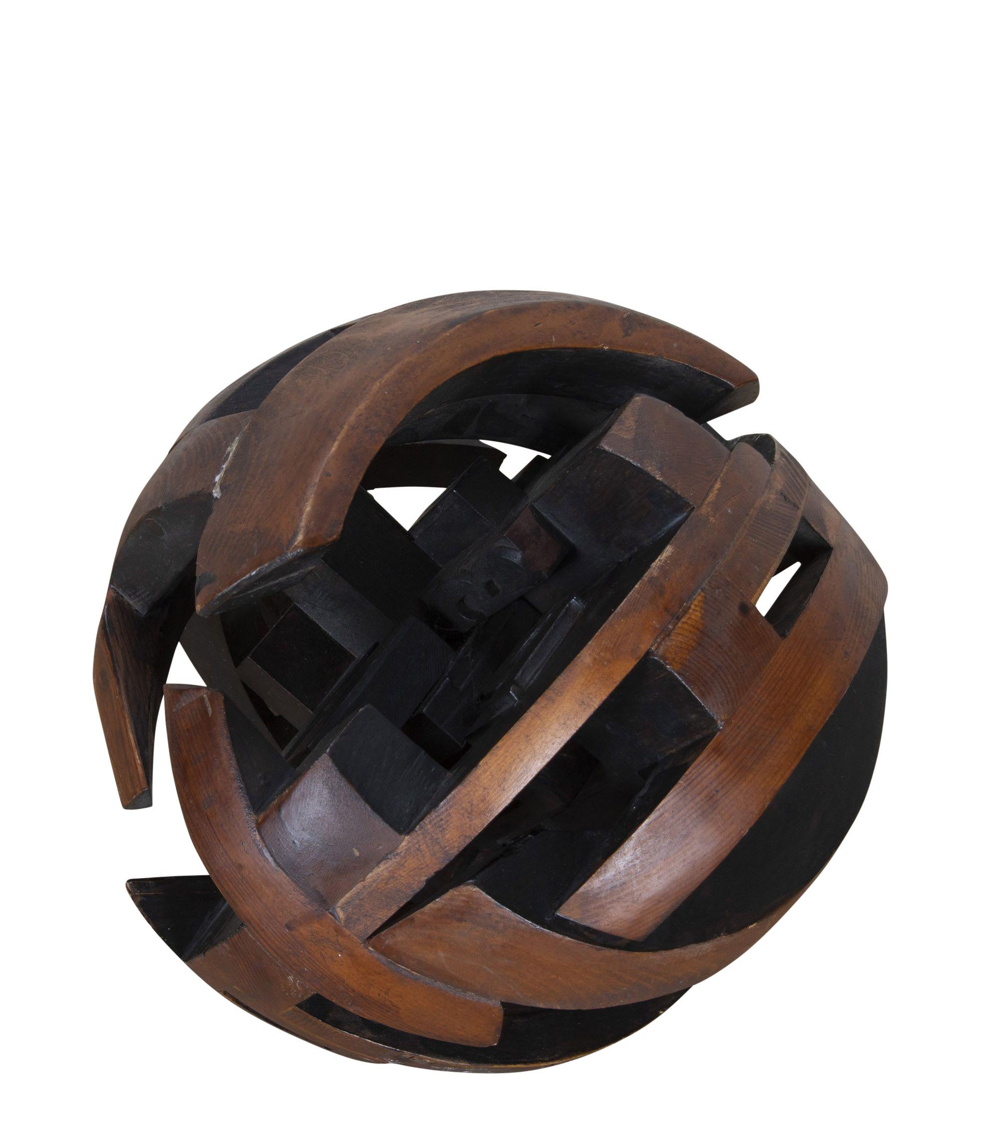 Objet d'art décoratif français sculpté du 20e siècle en forme de boule en bois.
Vers 1950.