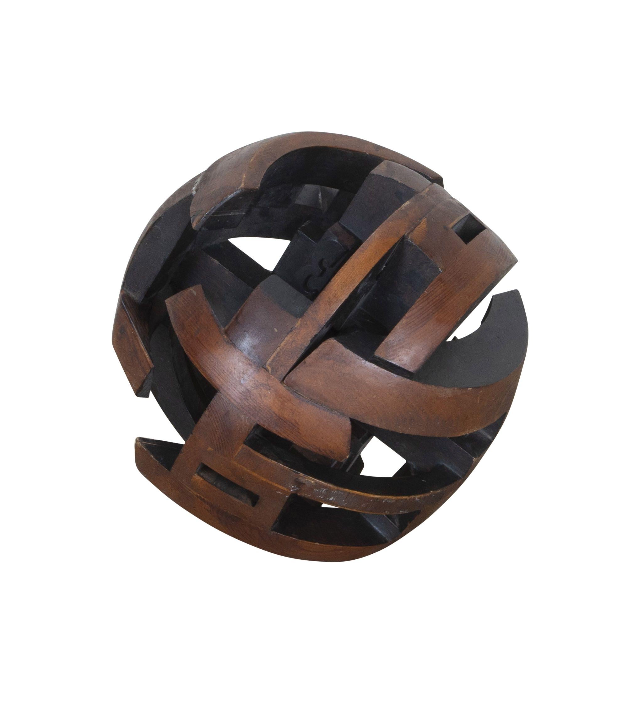 Français Boule en bois décorative française du 20e siècle en vente