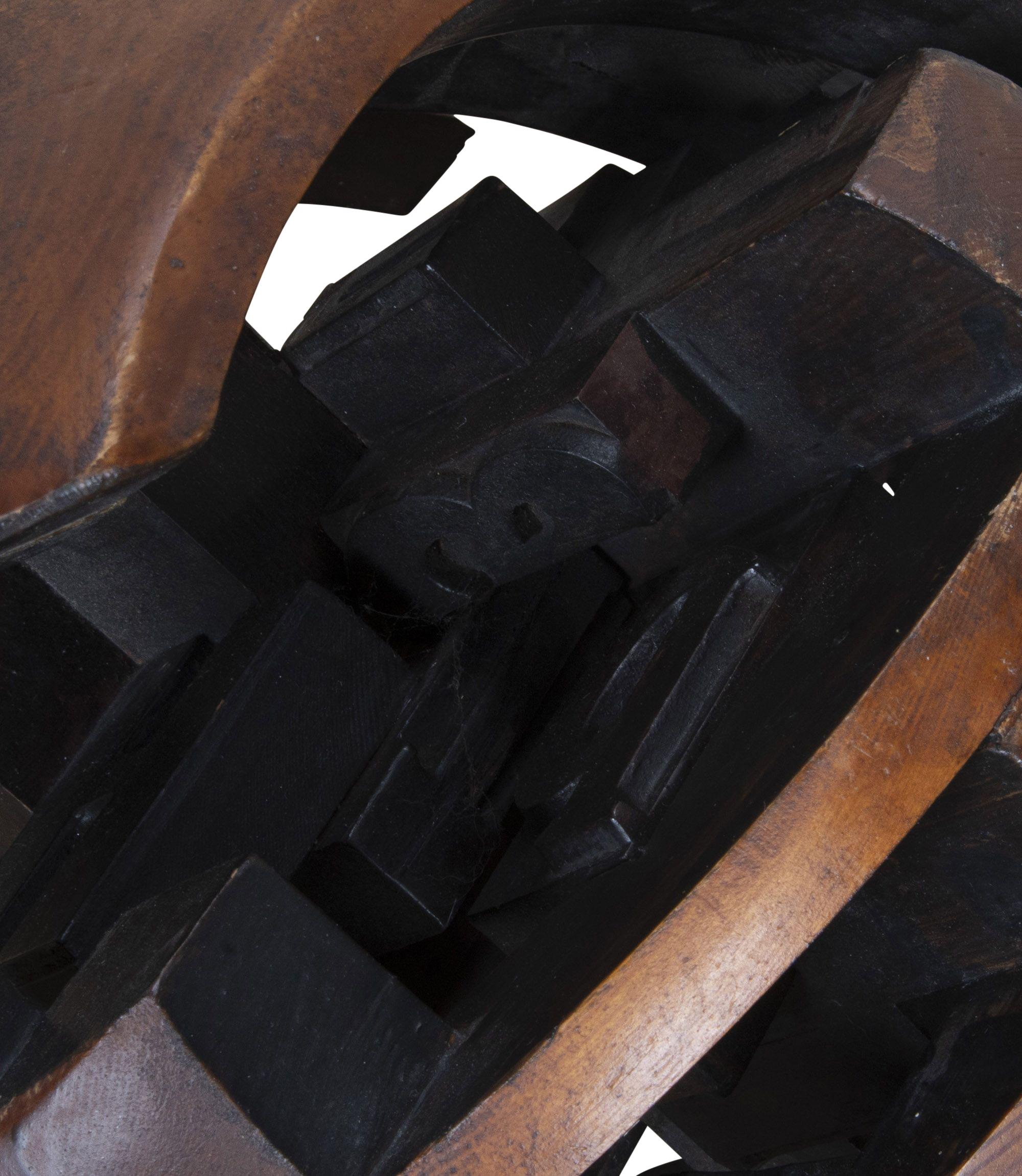 Sculpté Boule en bois décorative française du 20e siècle en vente