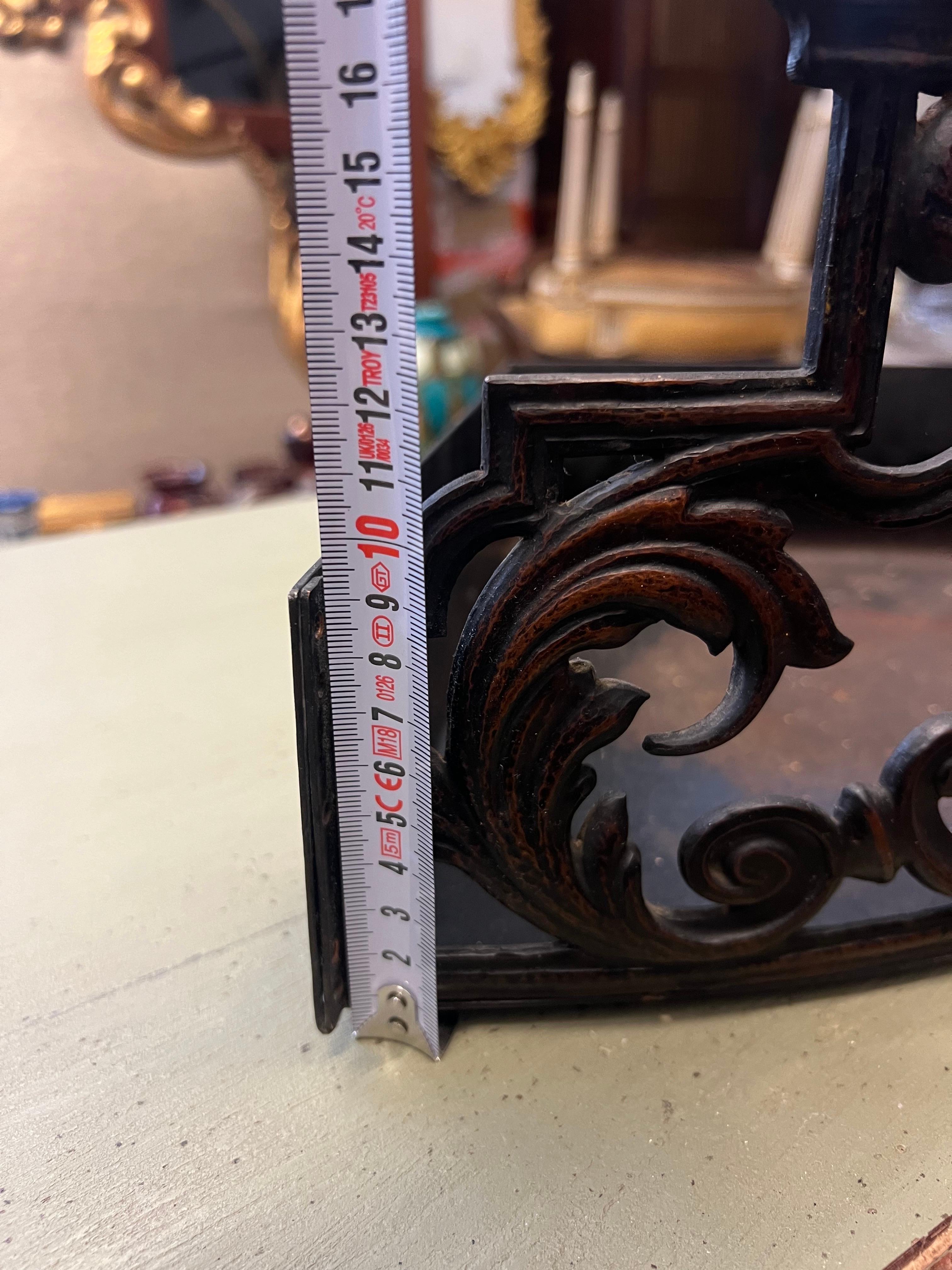 Estante esquinero de metal francés del siglo XX delicadamente hecho a mano y decorado con hojas en venta 5