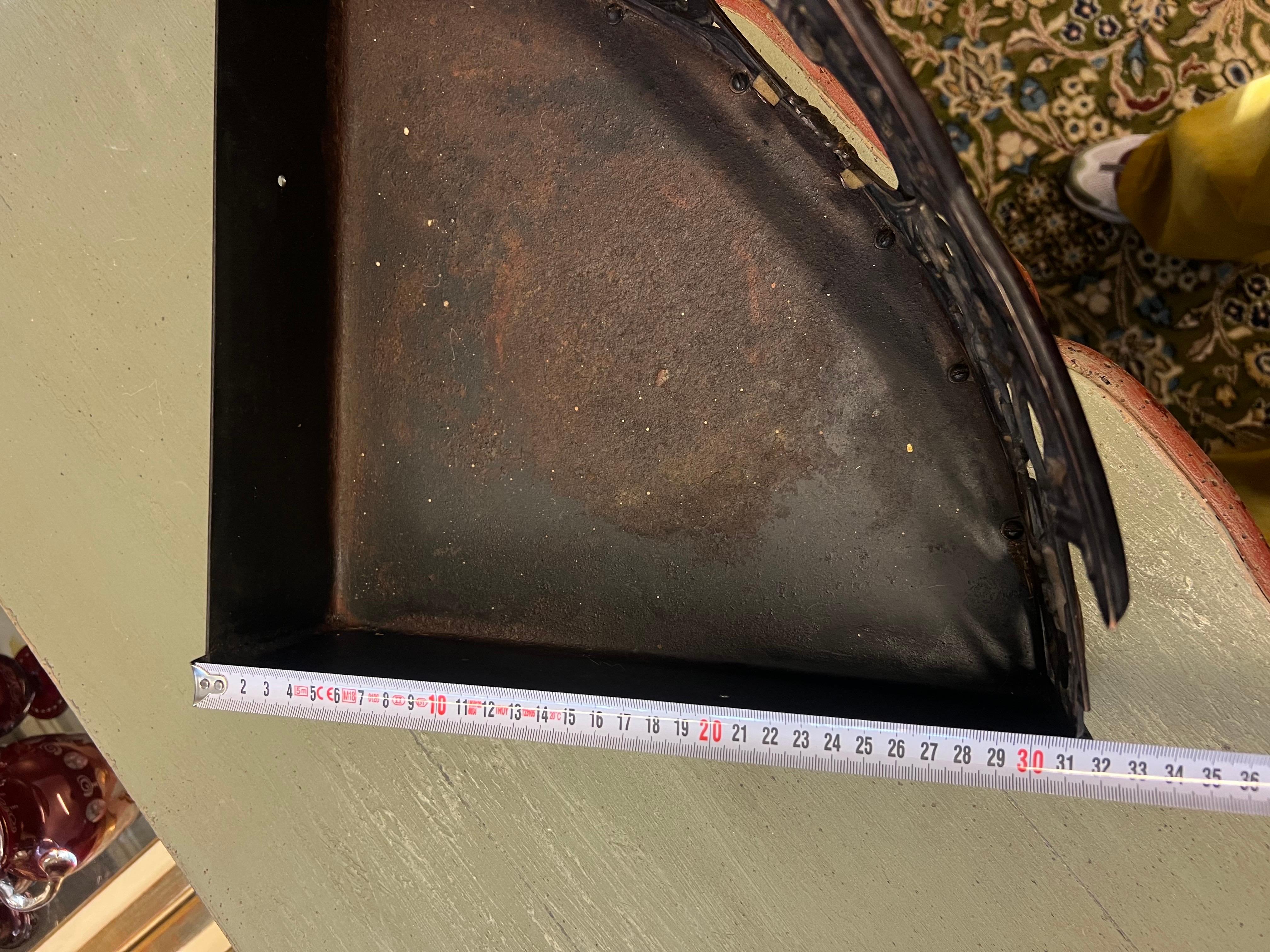 Estante esquinero de metal francés del siglo XX delicadamente hecho a mano y decorado con hojas Tallado a mano en venta