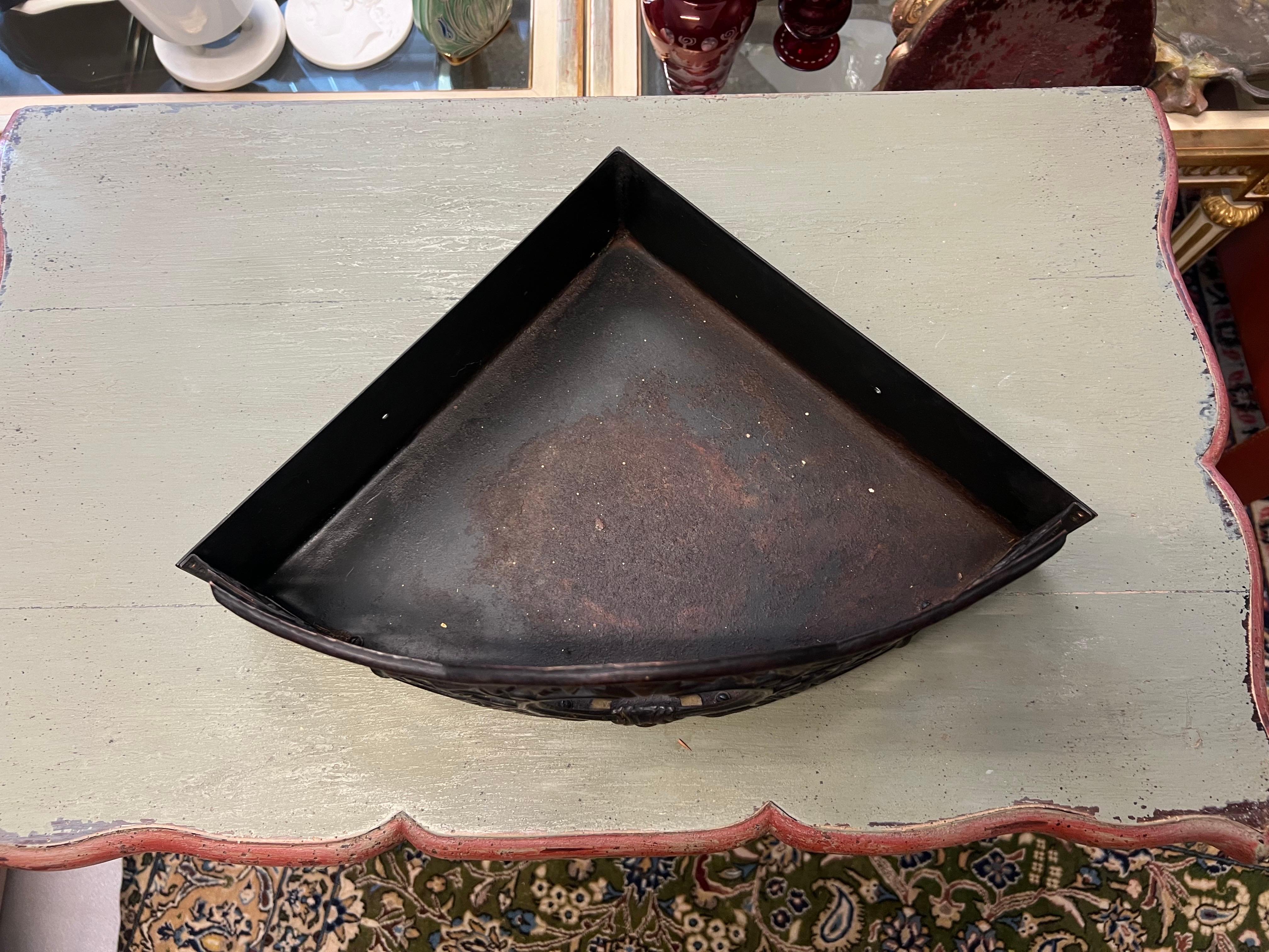 Estante esquinero de metal francés del siglo XX delicadamente hecho a mano y decorado con hojas en venta 1