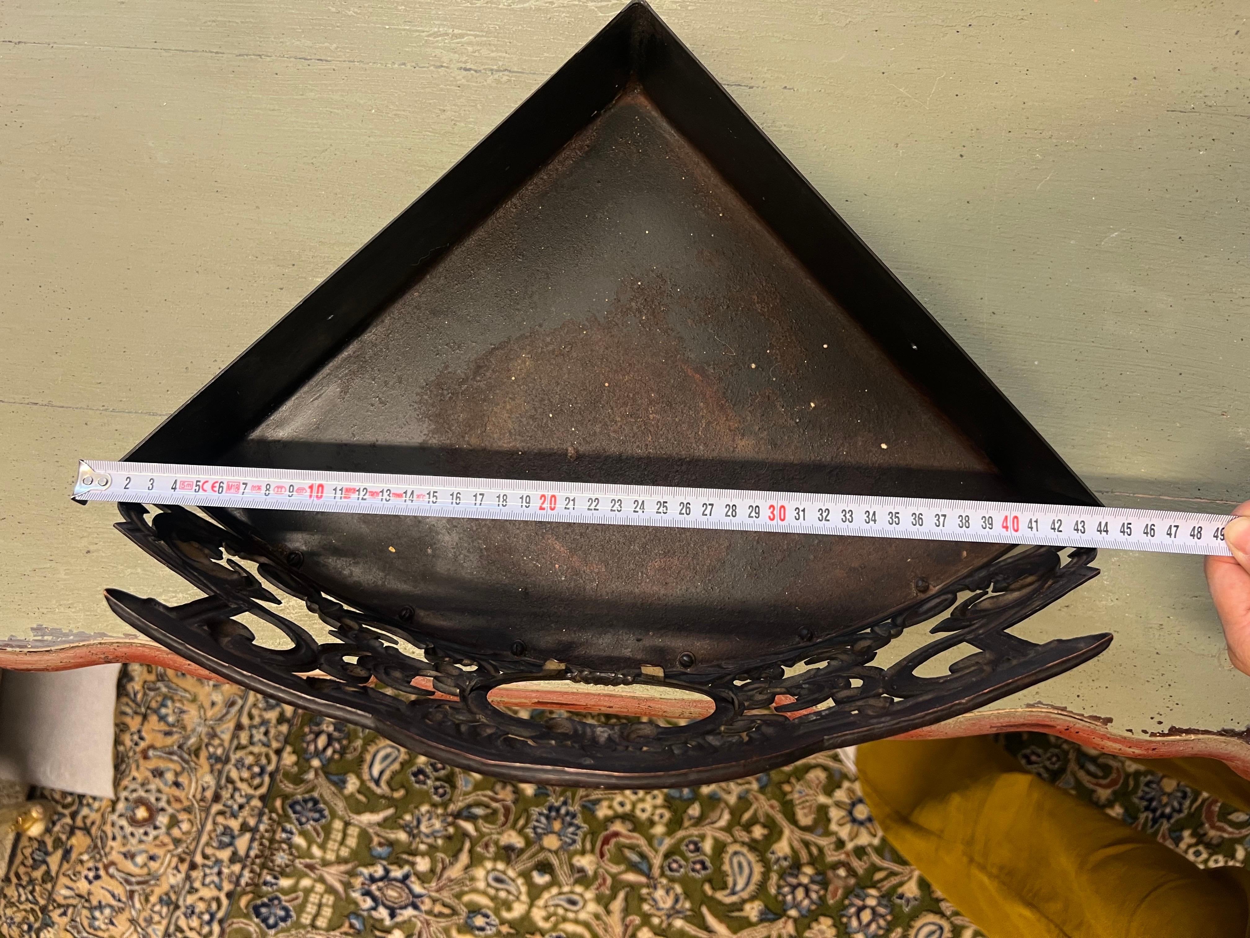 Estante esquinero de metal francés del siglo XX delicadamente hecho a mano y decorado con hojas en venta 3
