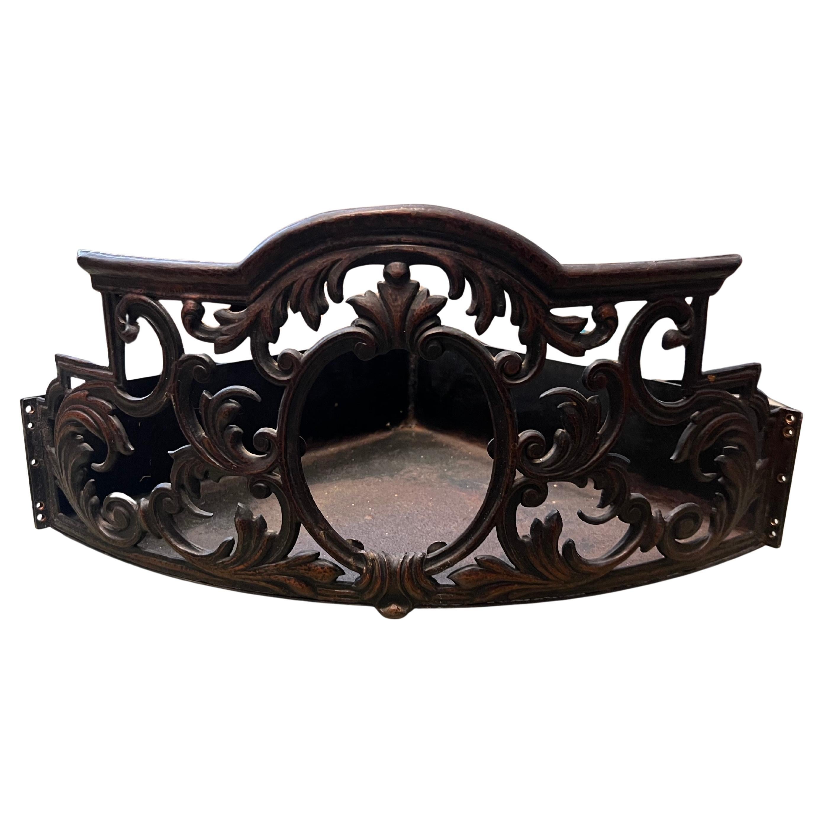 Estante esquinero de metal francés del siglo XX delicadamente hecho a mano y decorado con hojas en venta