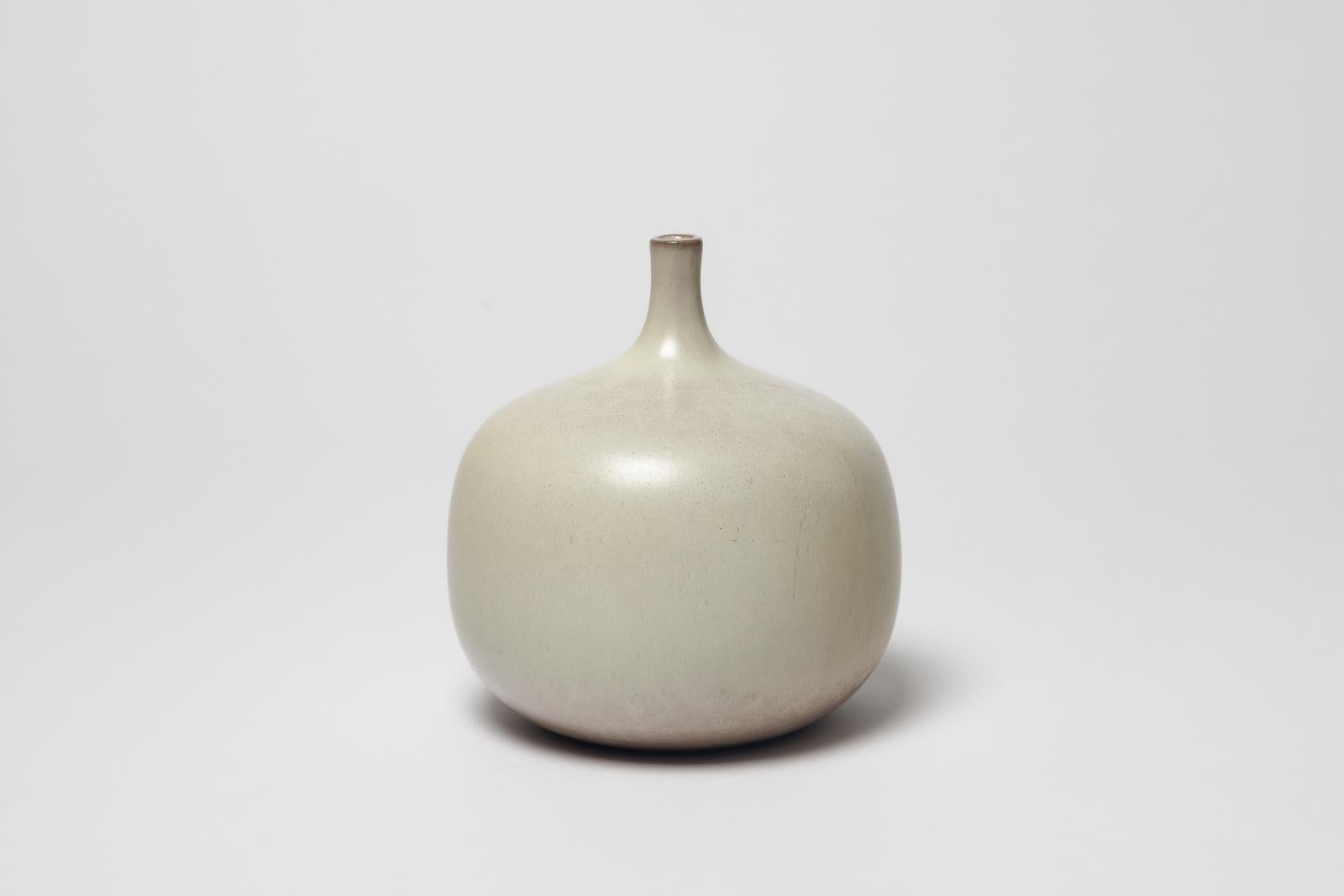 20th century french design white ceramic vase by Jacques and Dani Ruelland 1950 in vendita 4