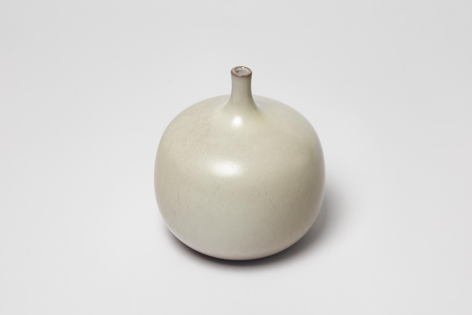 XX secolo 20th century french design white ceramic vase by Jacques and Dani Ruelland 1950 in vendita