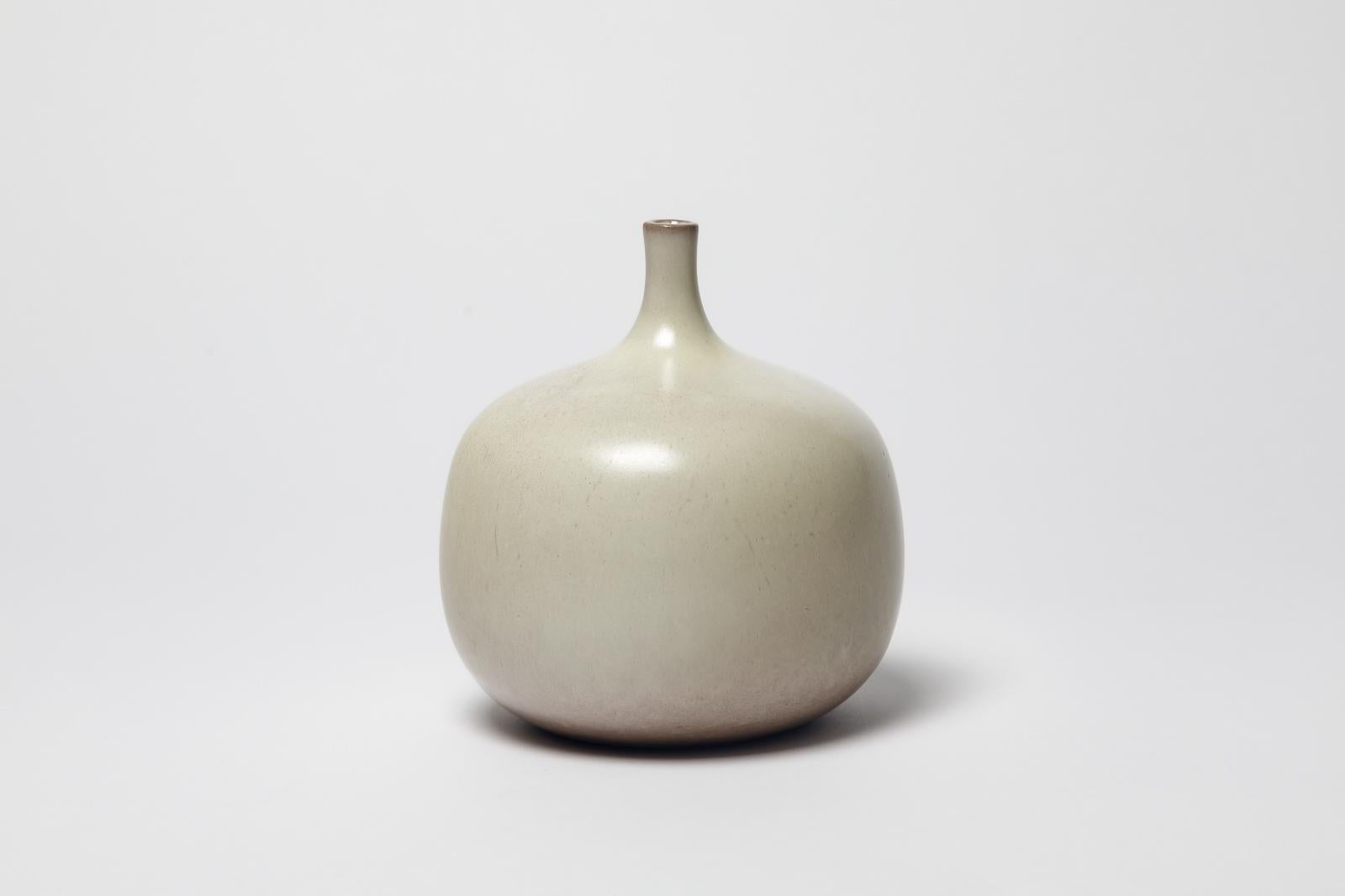 20th century french design white ceramic vase by Jacques and Dani Ruelland 1950 in vendita 2