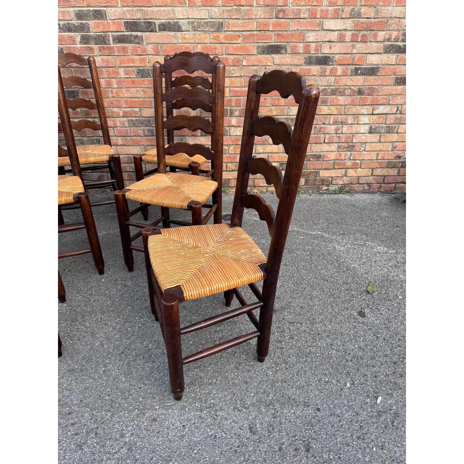 Queste sedie da pranzo sono perfette per qualsiasi stile di stanza! Provenienti dalla Francia dei primi del Novecento, le nostre sedie per la sala da pranzo presentano schienali a scaletta e sedute in giunco. Pur essendo leggere, queste robuste
