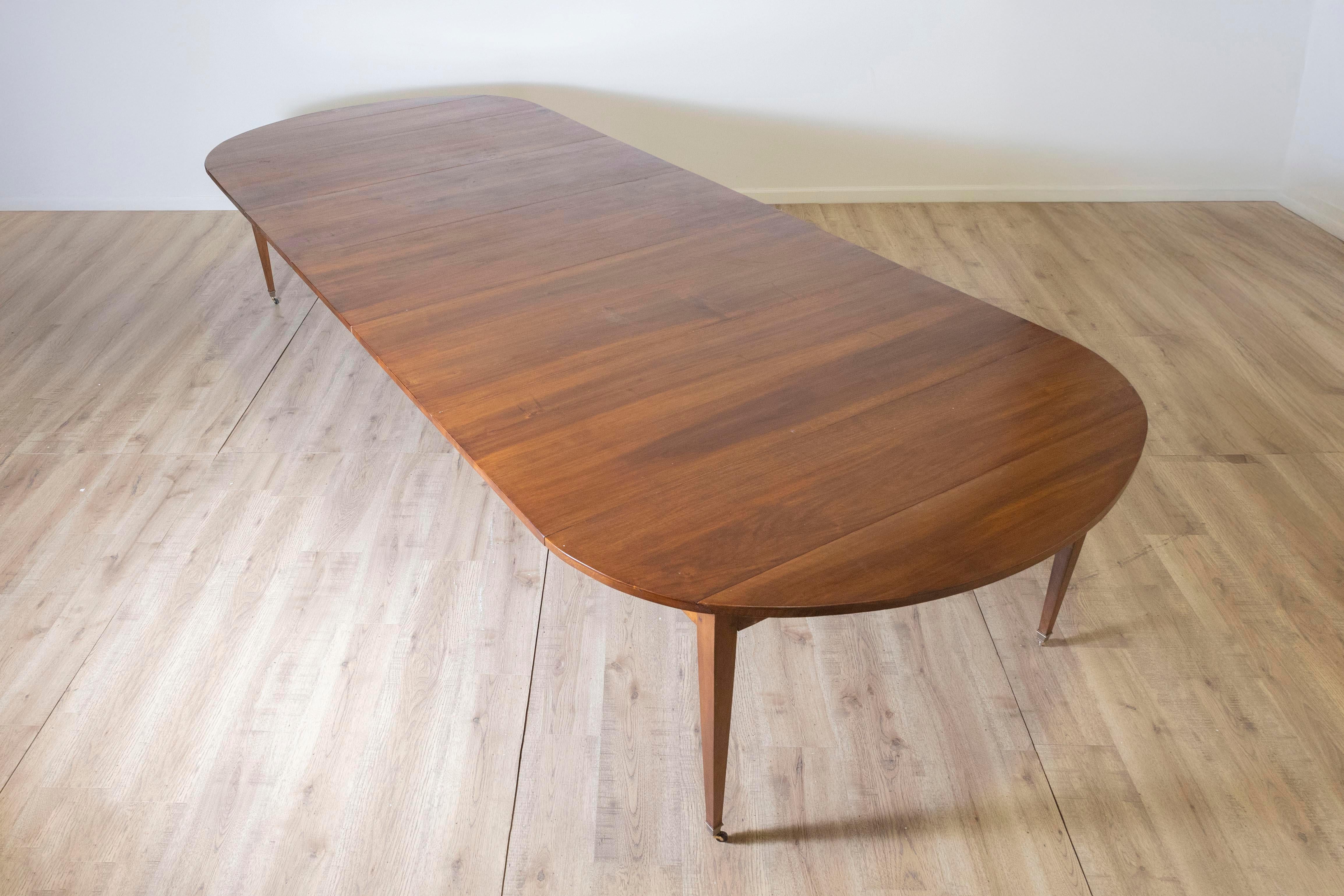 Cette exquise table de salle à manger à rallonge française du XXe siècle allie la fonctionnalité à l'élégance intemporelle du design français traditionnel, ce qui en fait une pièce maîtresse exceptionnelle pour tout espace de salle à manger.