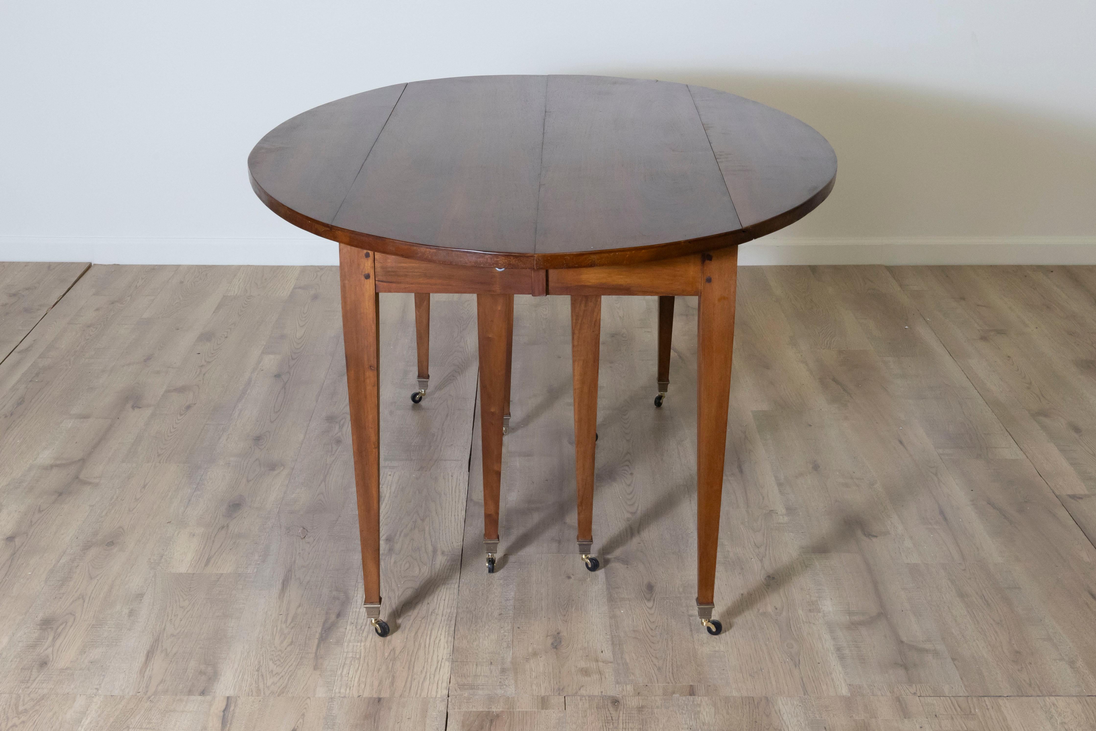 Table de salle à manger française du 20e siècle Bon état - En vente à Atlanta, GA