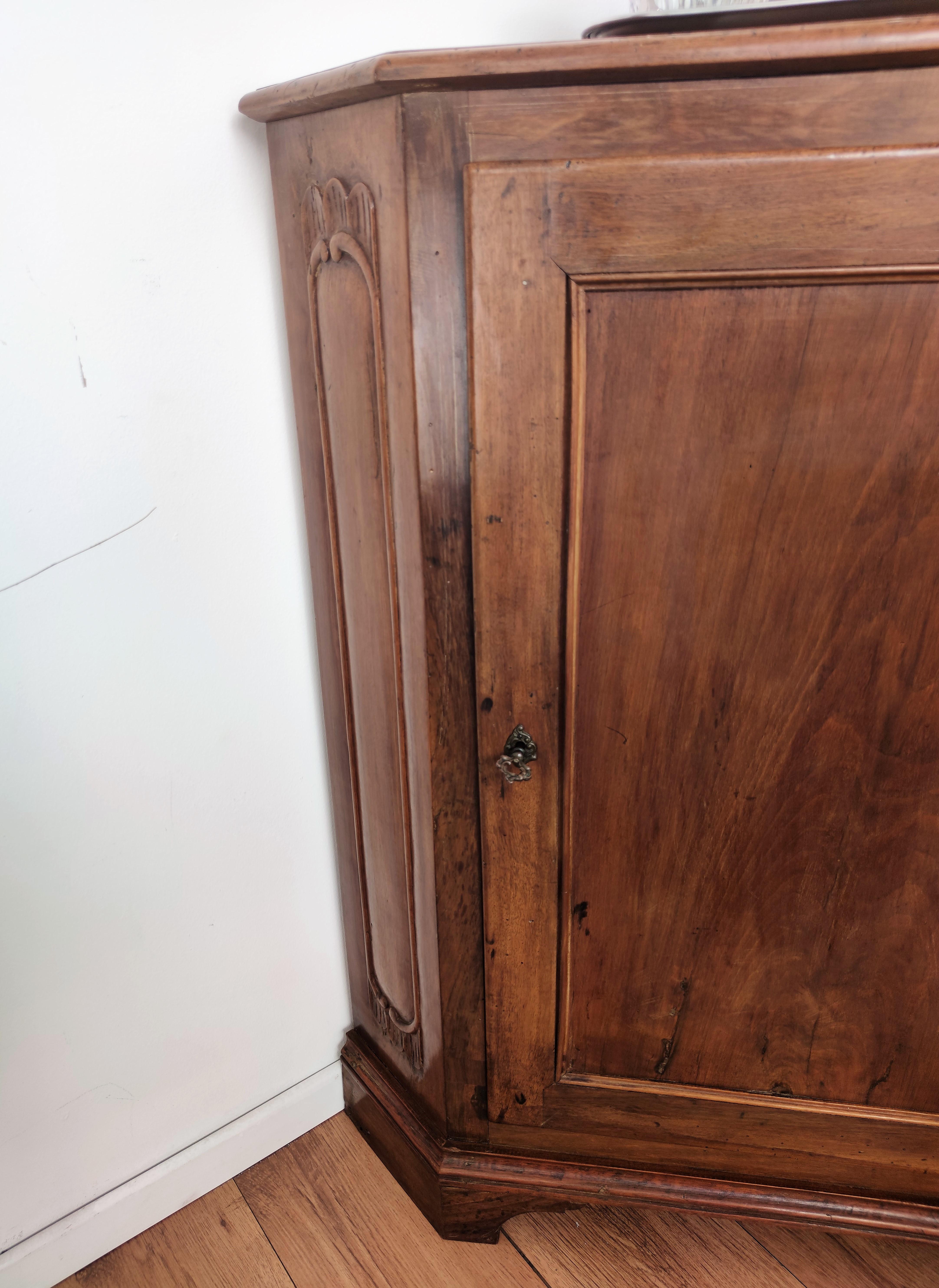 20th Century French Directoire Carved Columns Corner Cabinet In Good Condition In Carimate, Como