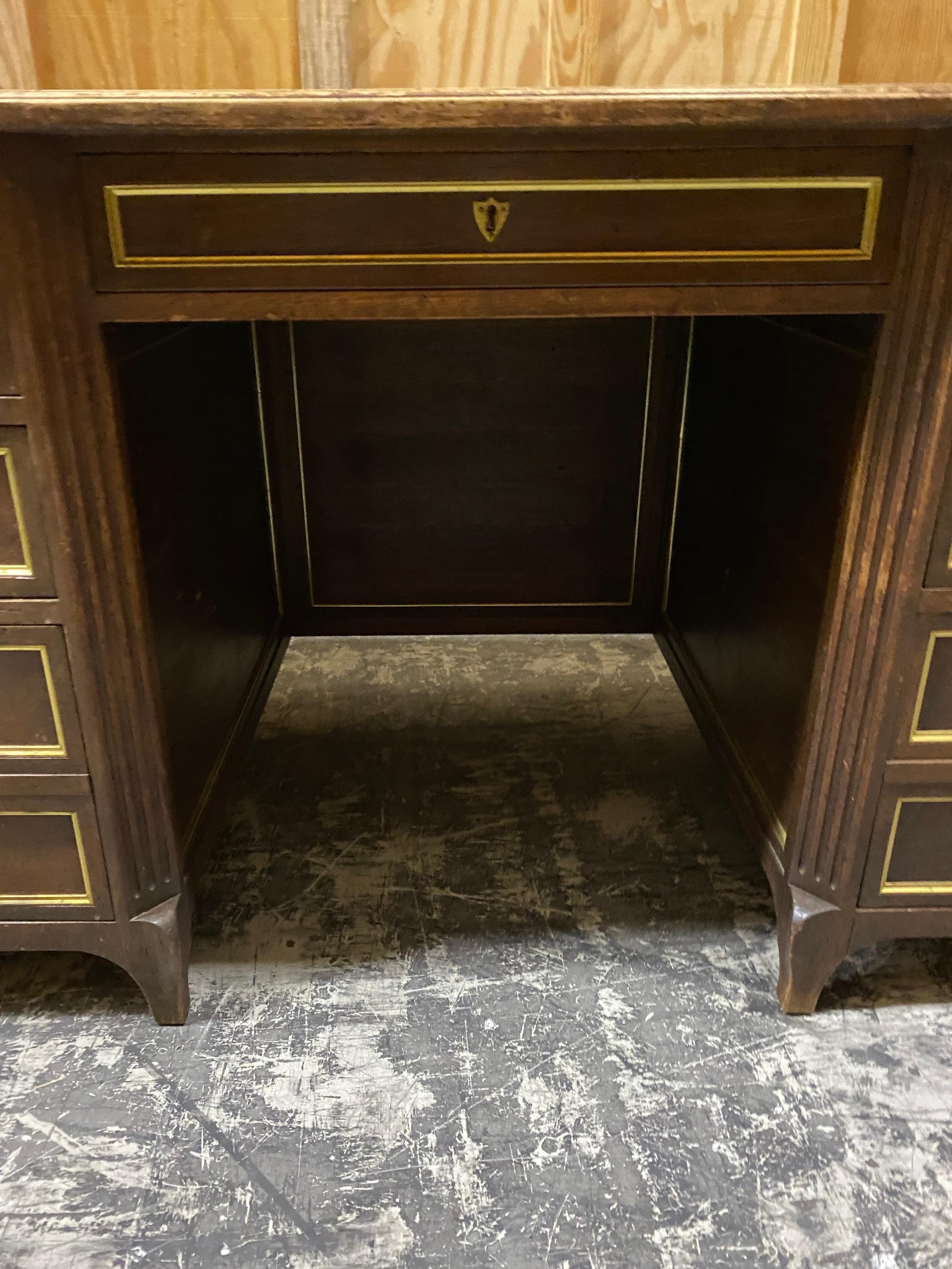 Bureau de style Directoire français du 20e siècle en acajou et laiton de W & J en vente 4