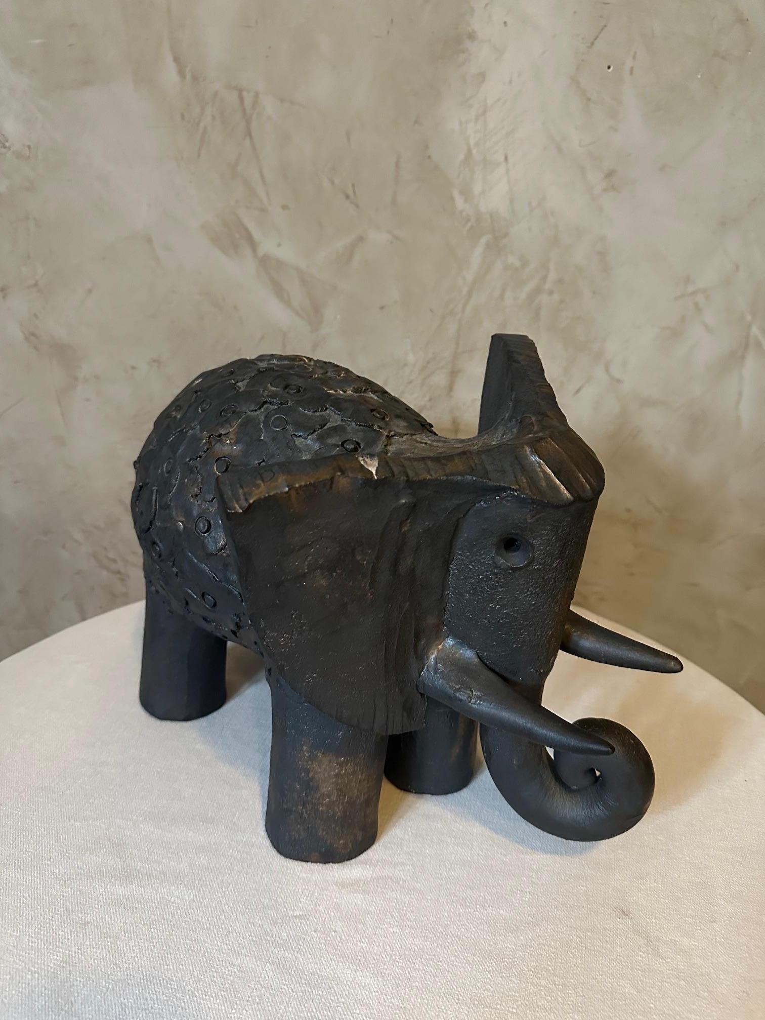 Rare and unique piece dating from the 2000s!! Ceramic elephant signed by Dominique Pouchain. Very good state.
Incredible ceramic work. The baby elephant's back is carved with a flower motif. Very beautiful brown patina with copper highlights, bronze