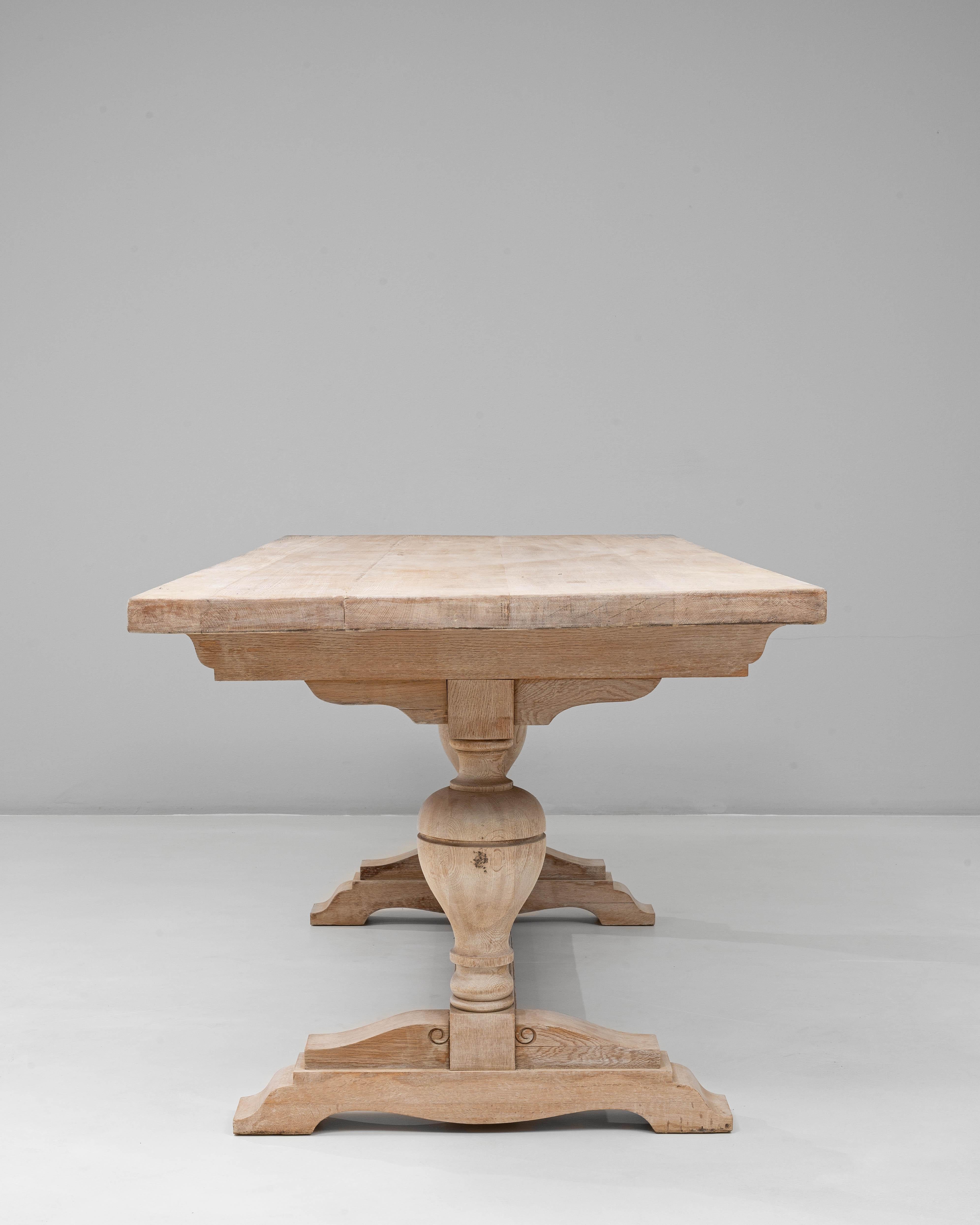 Table de salle à manger en chêne à deux pieds du 20e siècle, d'origine française en vente 4