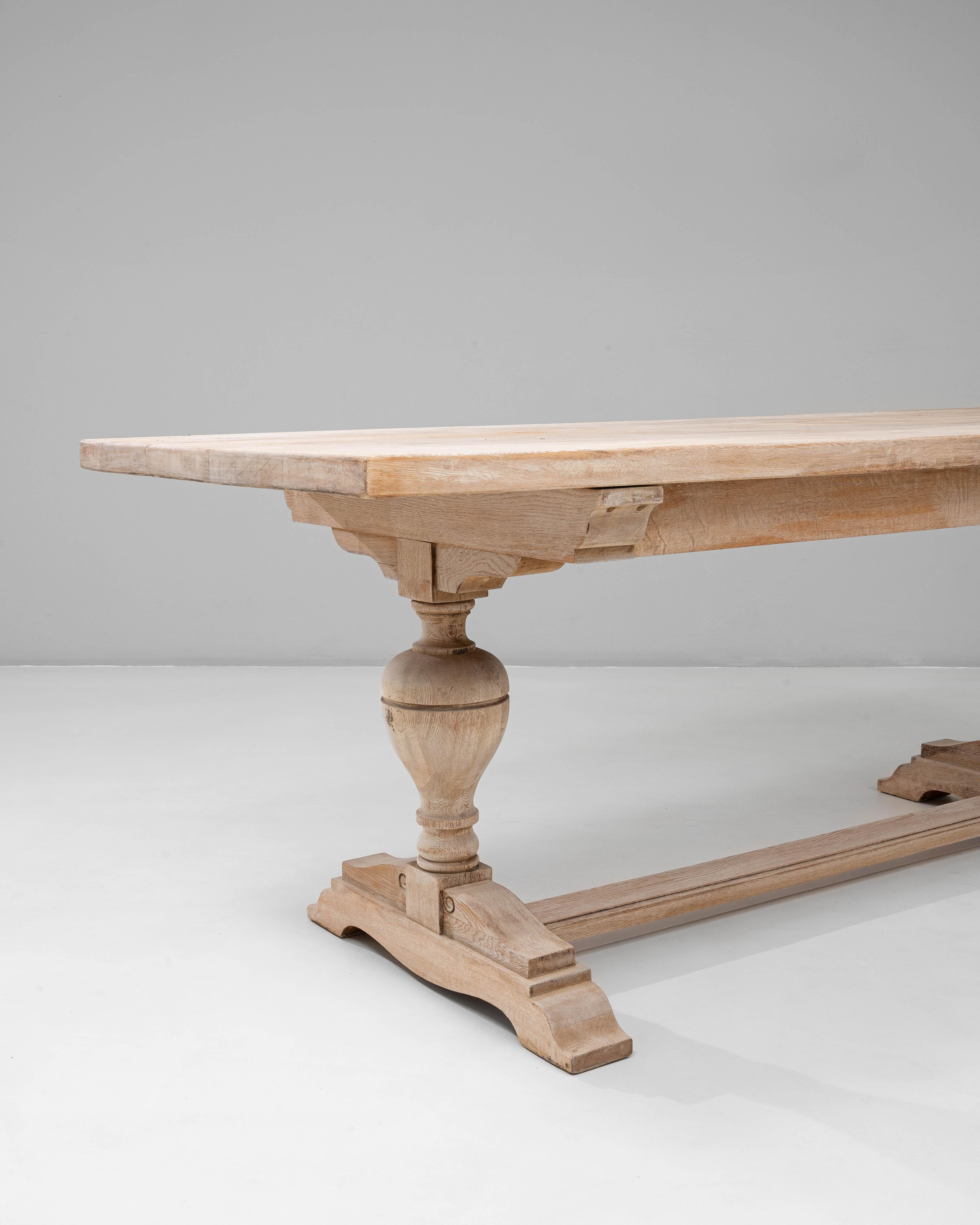 Cette table de salle à manger française du XXe siècle à double piédestal en chêne allie une taille généreuse à un savoir-faire intemporel, offrant une présence chaleureuse et invitante, idéale pour un usage quotidien et des espaces de rassemblement.