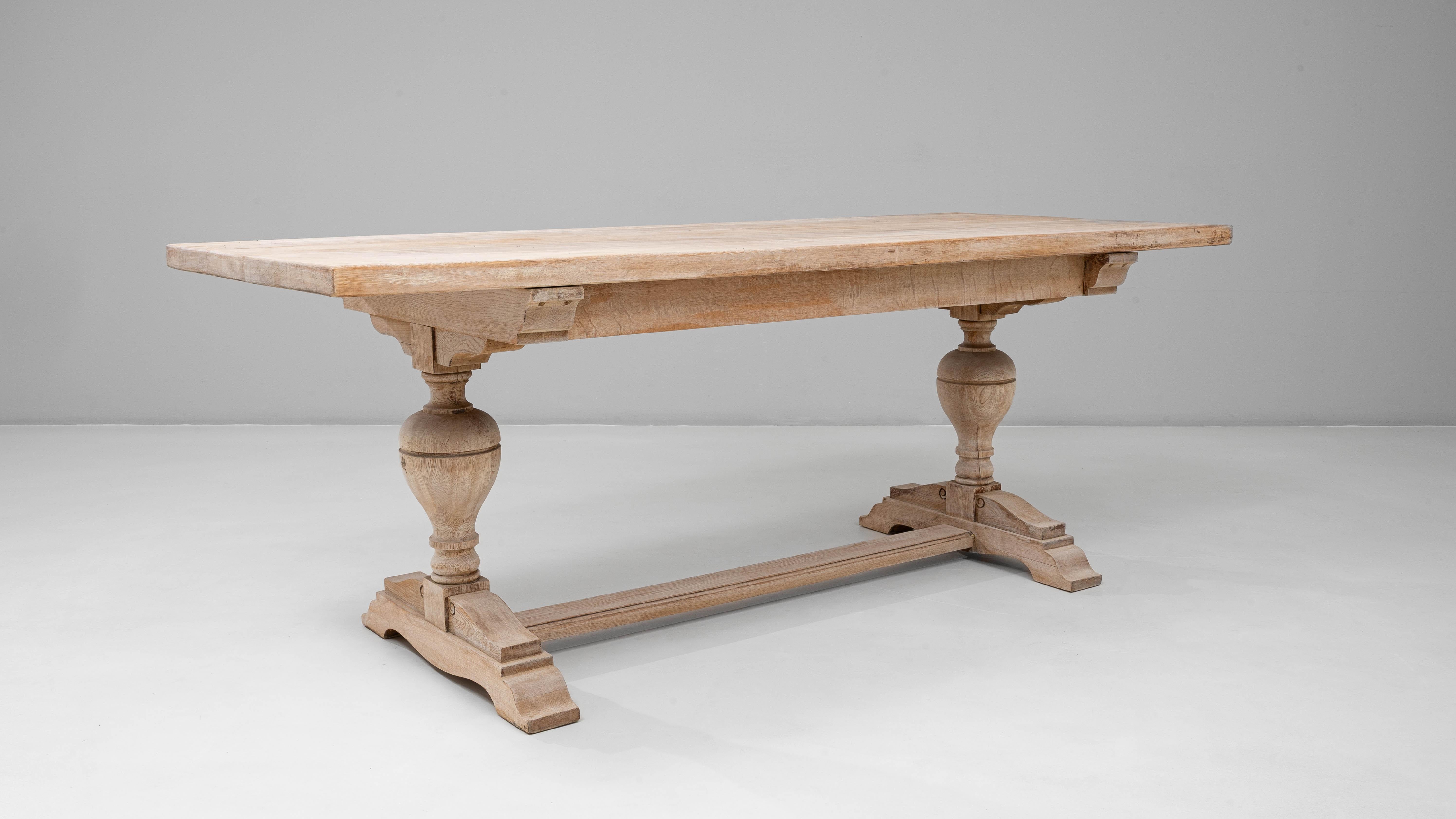 Français Table de salle à manger en chêne à deux pieds du 20e siècle, d'origine française en vente