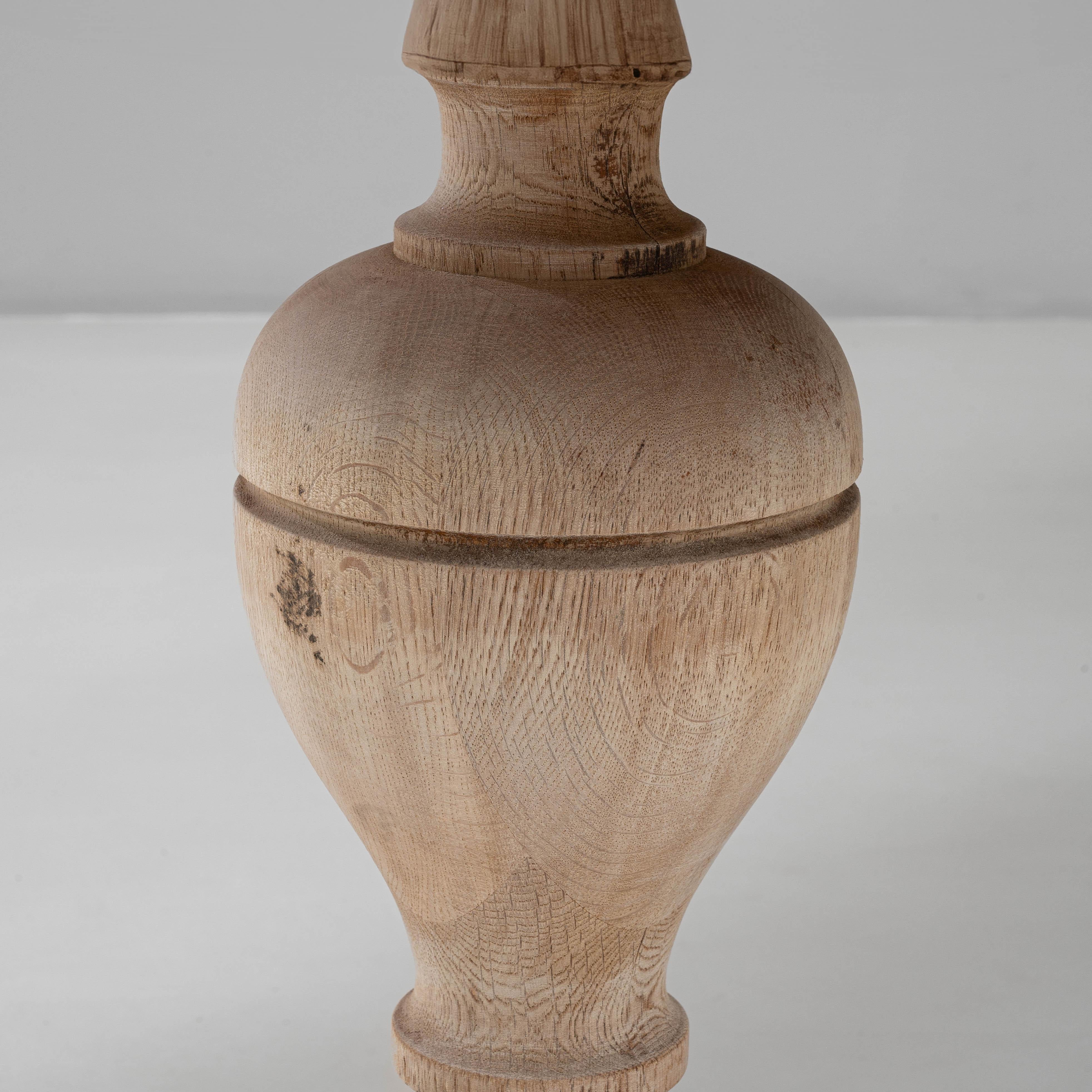 20ième siècle Table de salle à manger en chêne à deux pieds du 20e siècle, d'origine française en vente