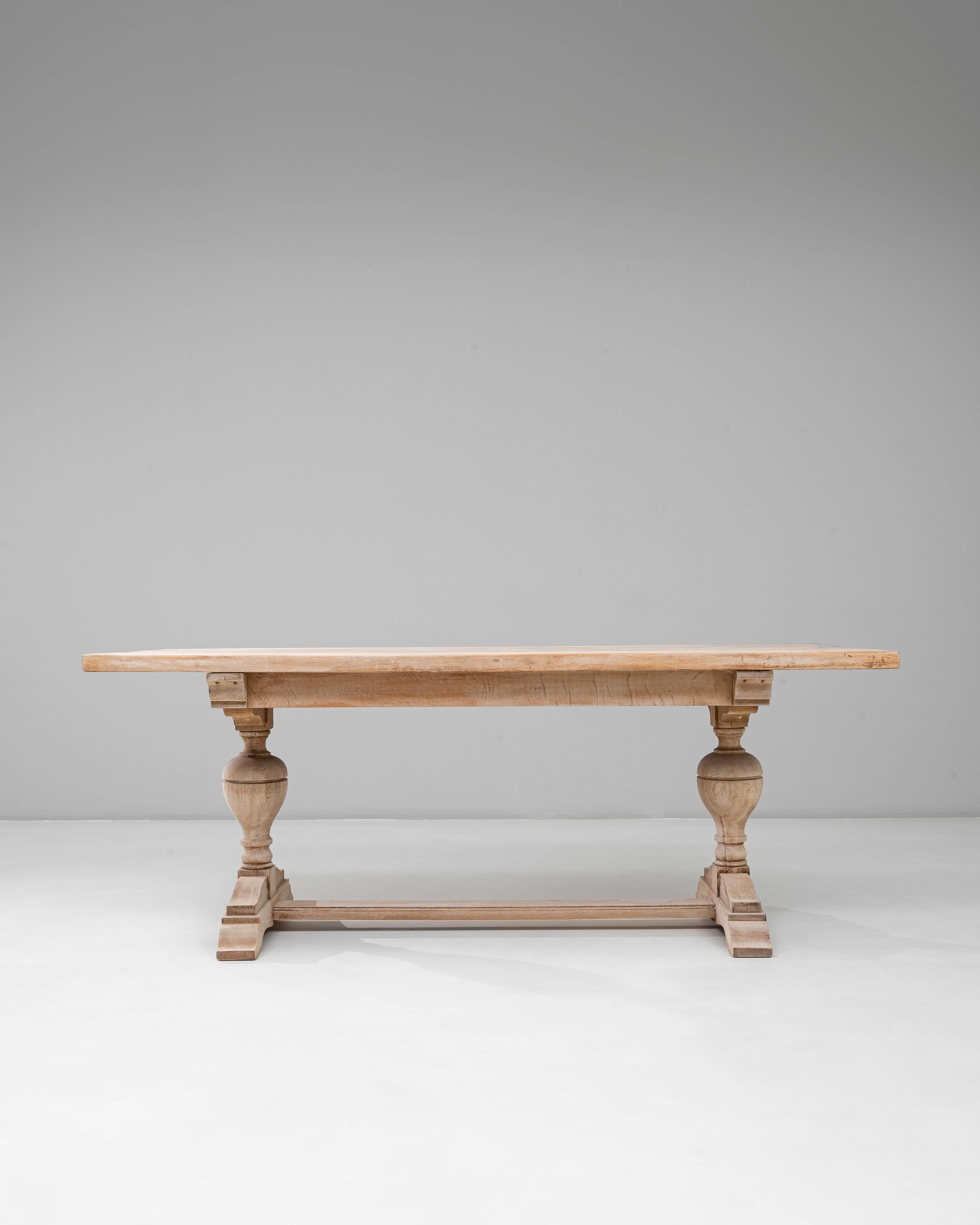 Chêne Table de salle à manger en chêne à deux pieds du 20e siècle, d'origine française en vente