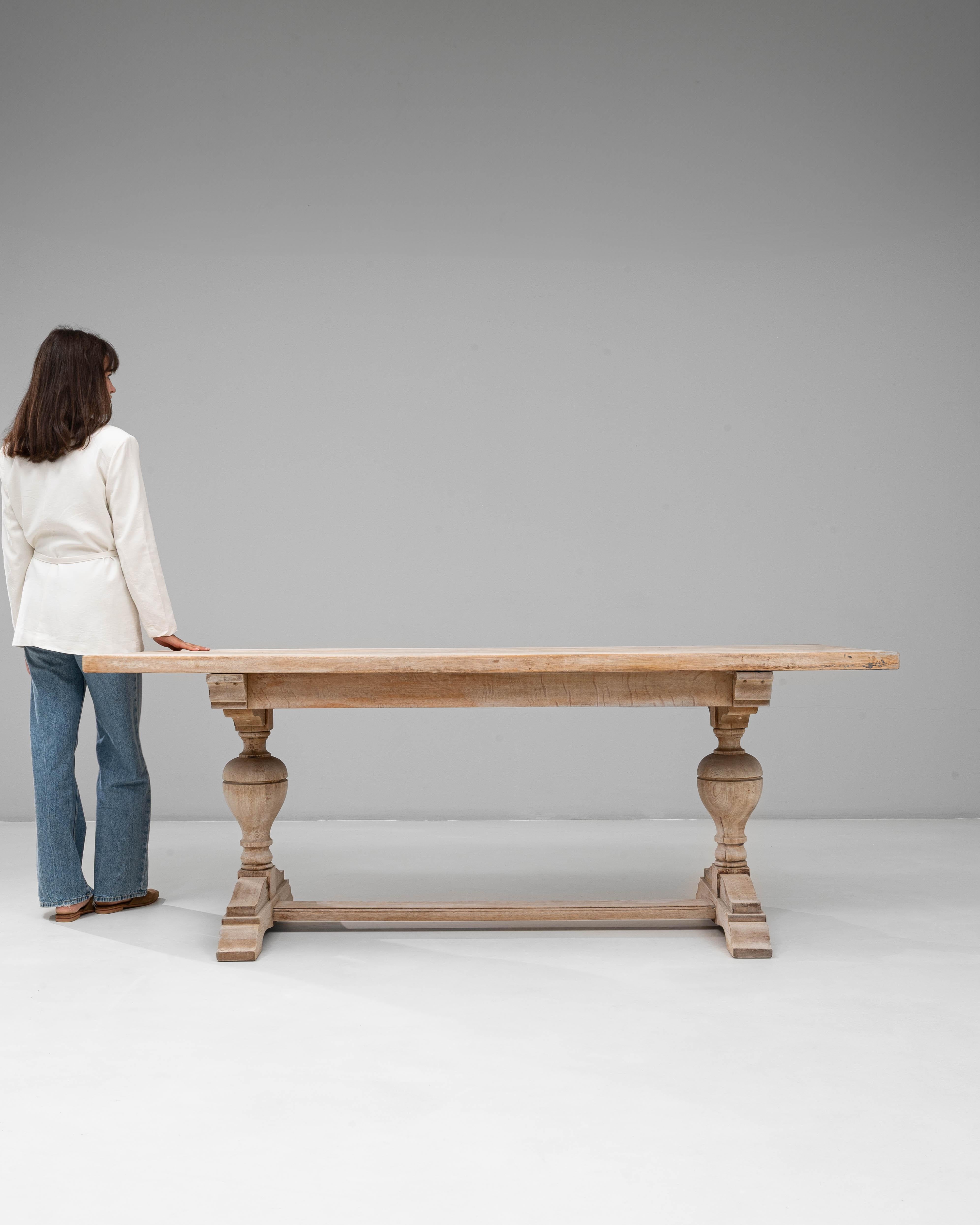 Table de salle à manger en chêne à deux pieds du 20e siècle, d'origine française en vente 1