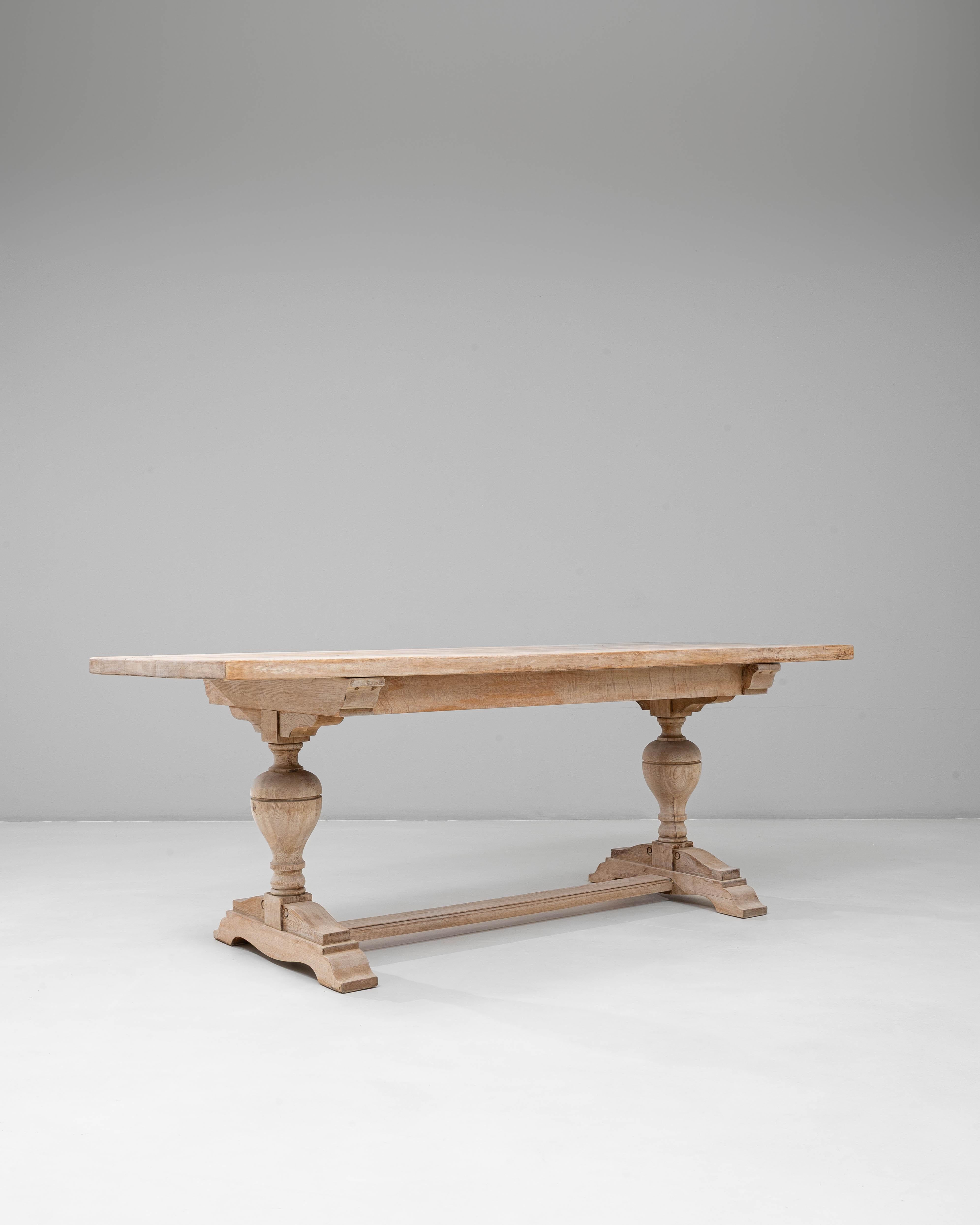 Table de salle �à manger en chêne à deux pieds du 20e siècle, d'origine française en vente 2