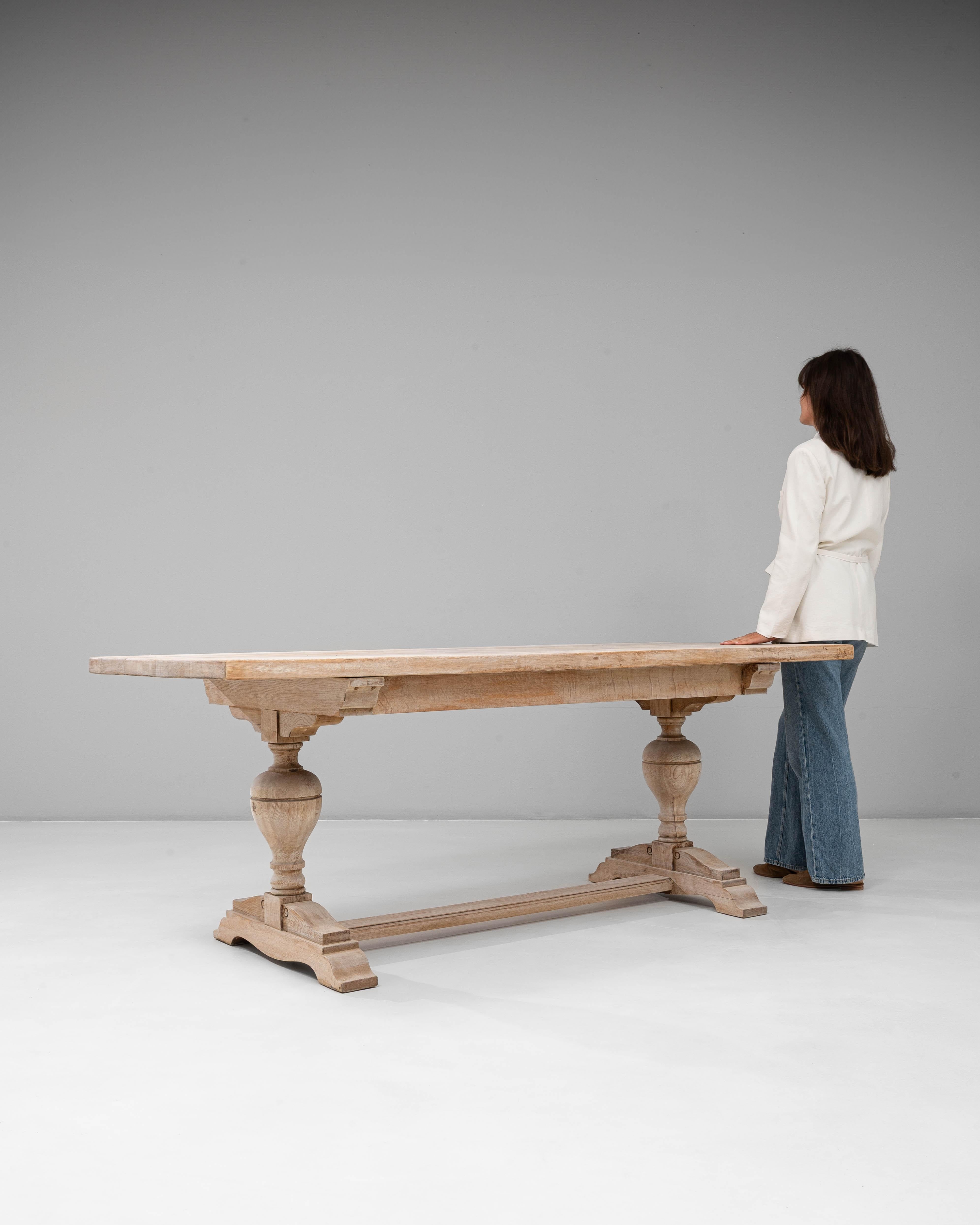 Table de salle à manger en chêne à deux pieds du 20e siècle, d'origine française en vente 3