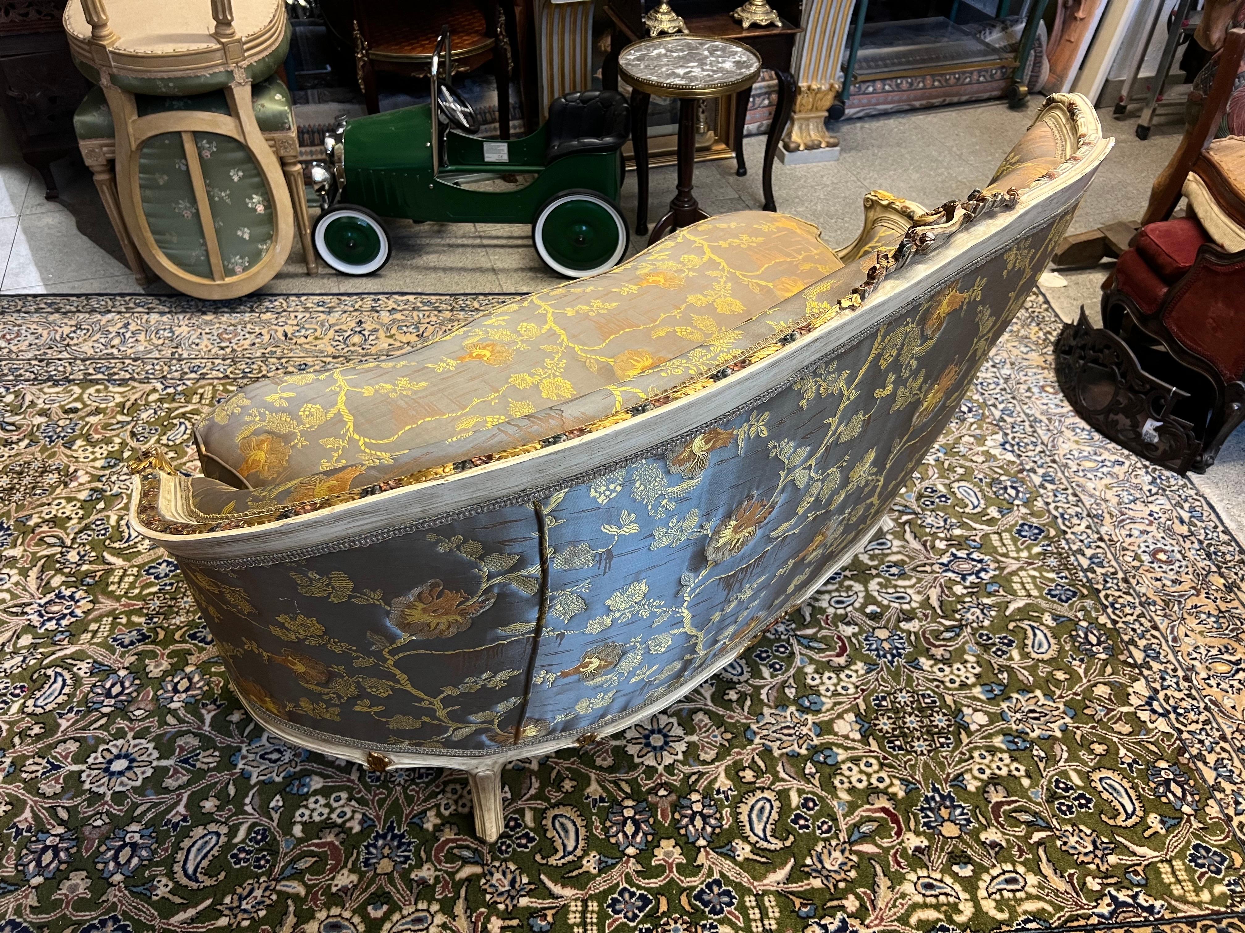 20ième siècle Canapé asymétrique à deux places du 20e siècle Cadre sculpté à la main Louis XV en vente