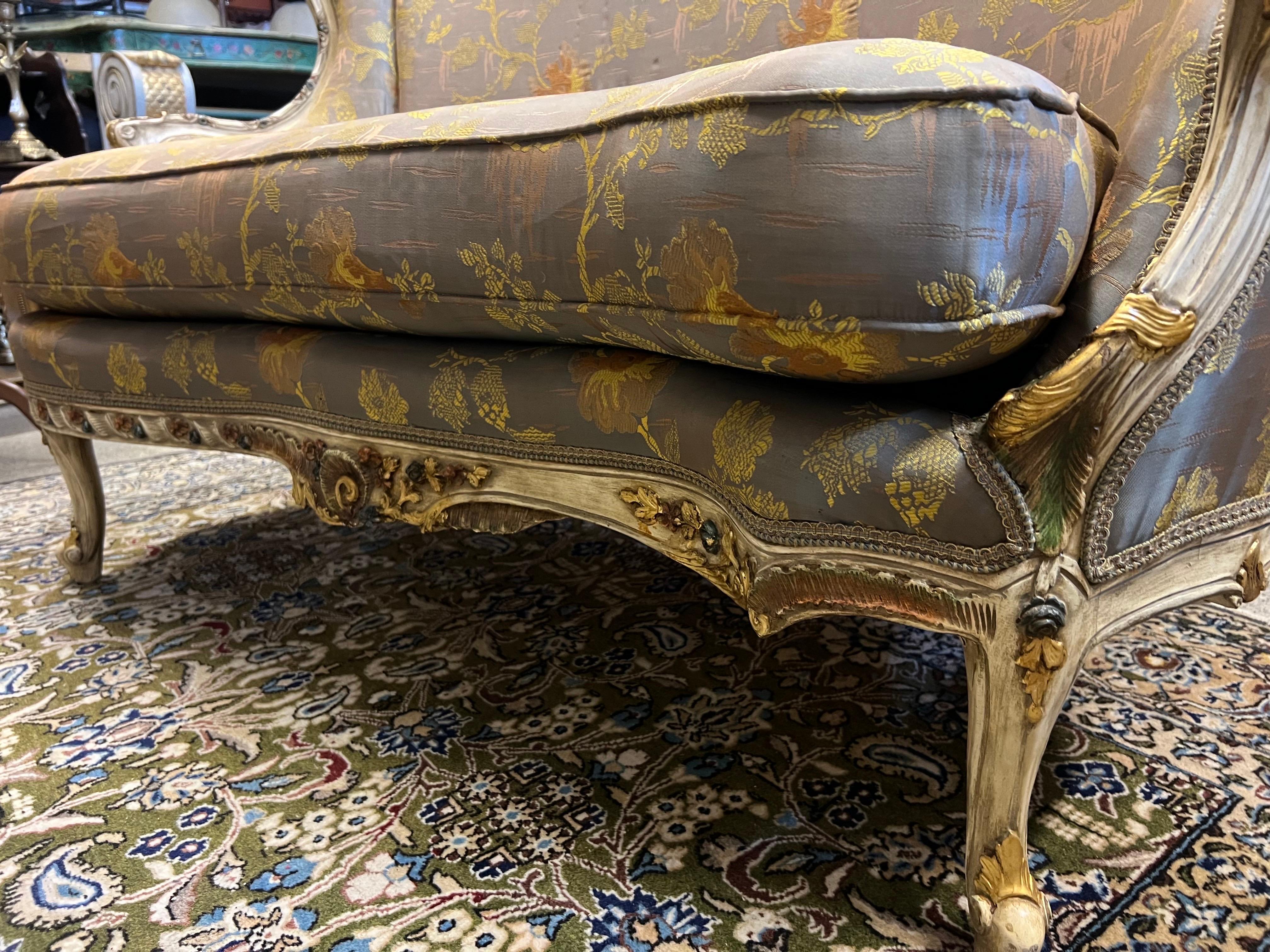 Bois Canapé asymétrique à deux places du 20e siècle Cadre sculpté à la main Louis XV en vente