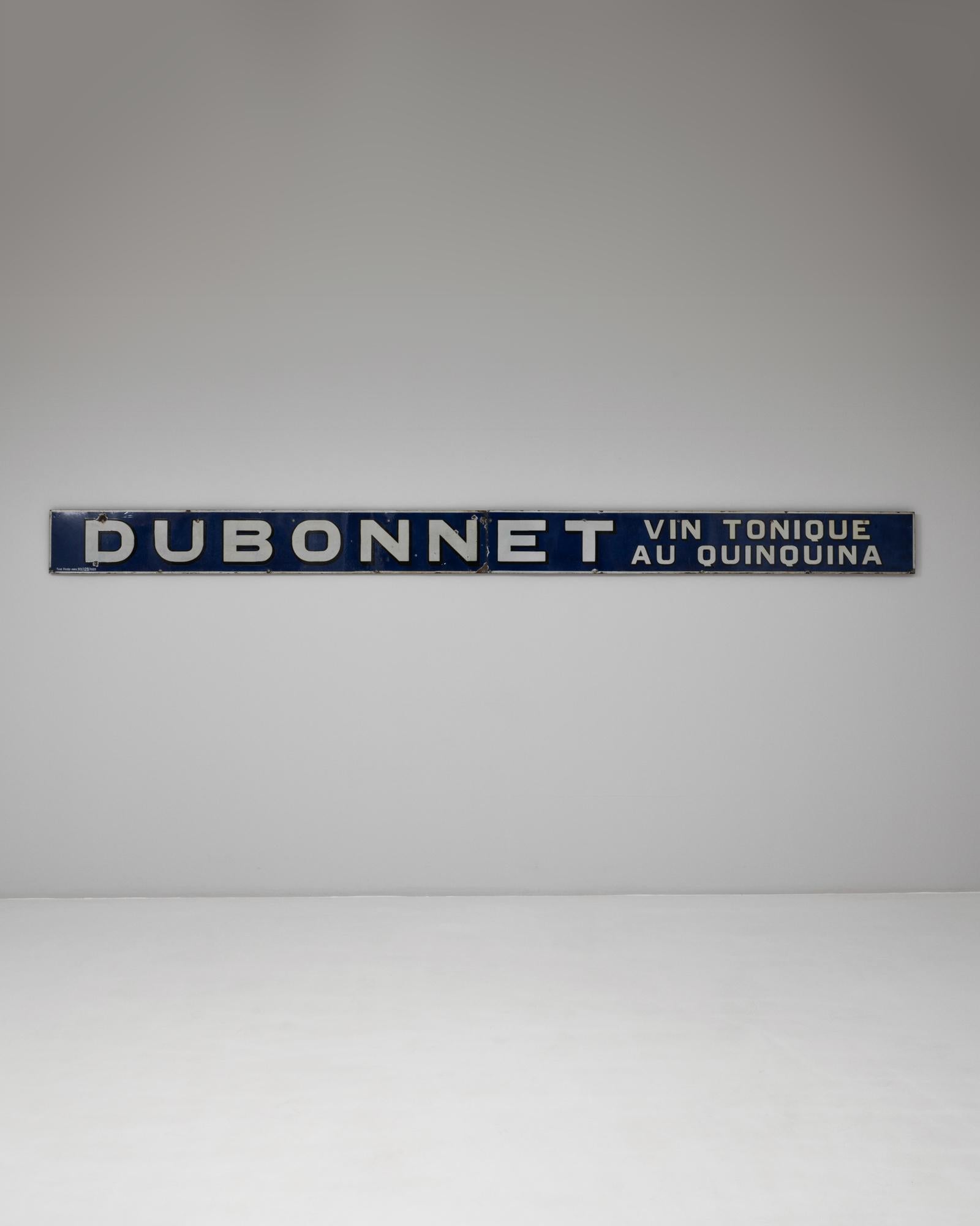 Questa insegna in metallo per vino tonico Dubonnet, risalente al 20° secolo, è un classico esempio di design pubblicitario, che mostra la tipografia audace e la messaggistica diretta associata alle insegne commerciali della metà del secolo. Il