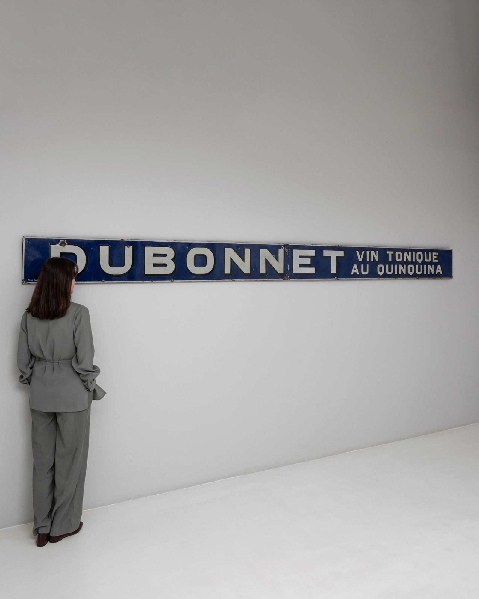 Insegna francese del 20° secolo in metallo con vino tonico Dubonnet In condizioni buone in vendita a High Point, NC