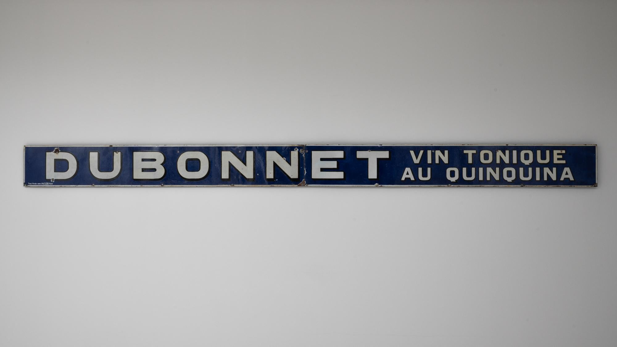 Insegna francese del 20° secolo in metallo con vino tonico Dubonnet in vendita 1
