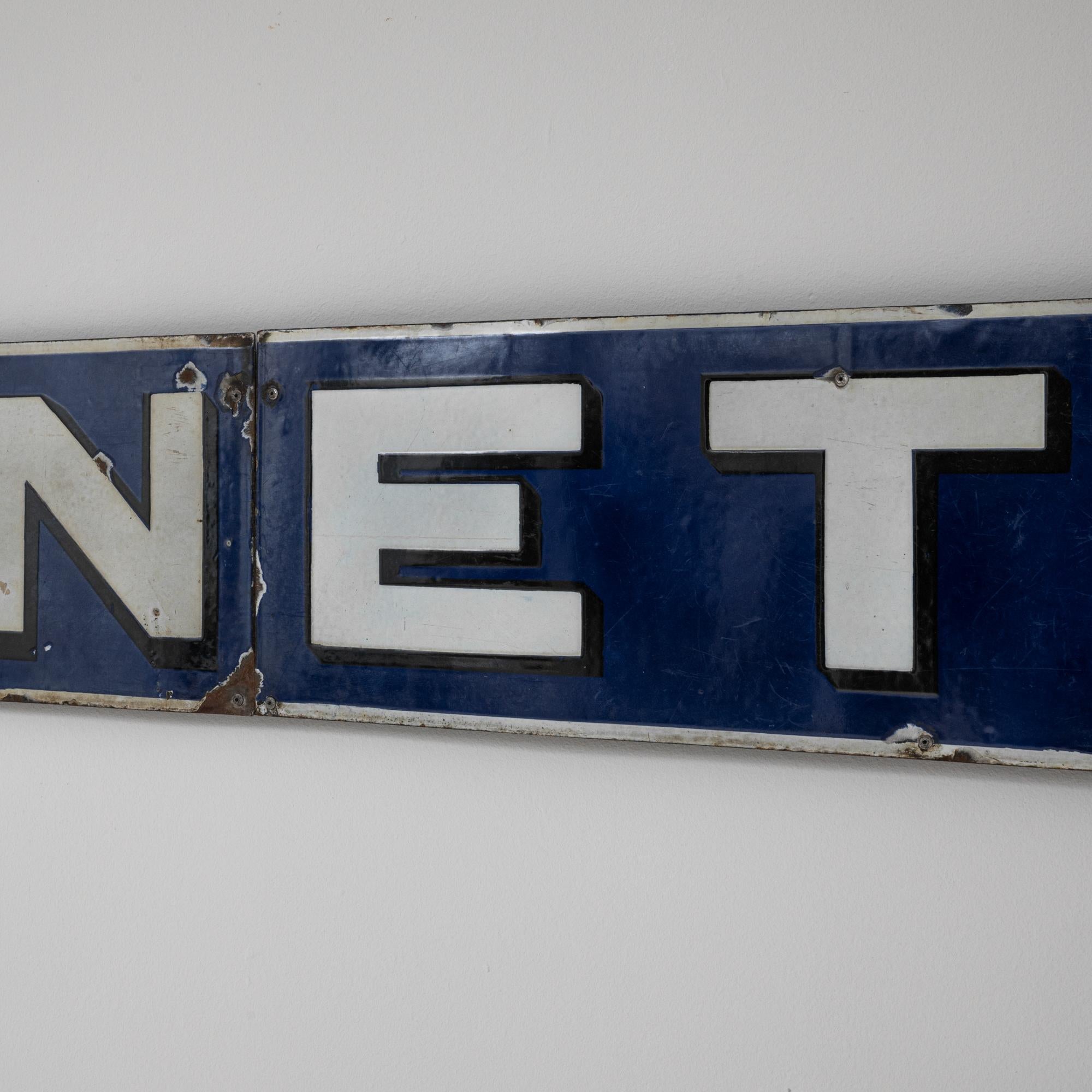 Insegna francese del 20° secolo in metallo con vino tonico Dubonnet in vendita 3