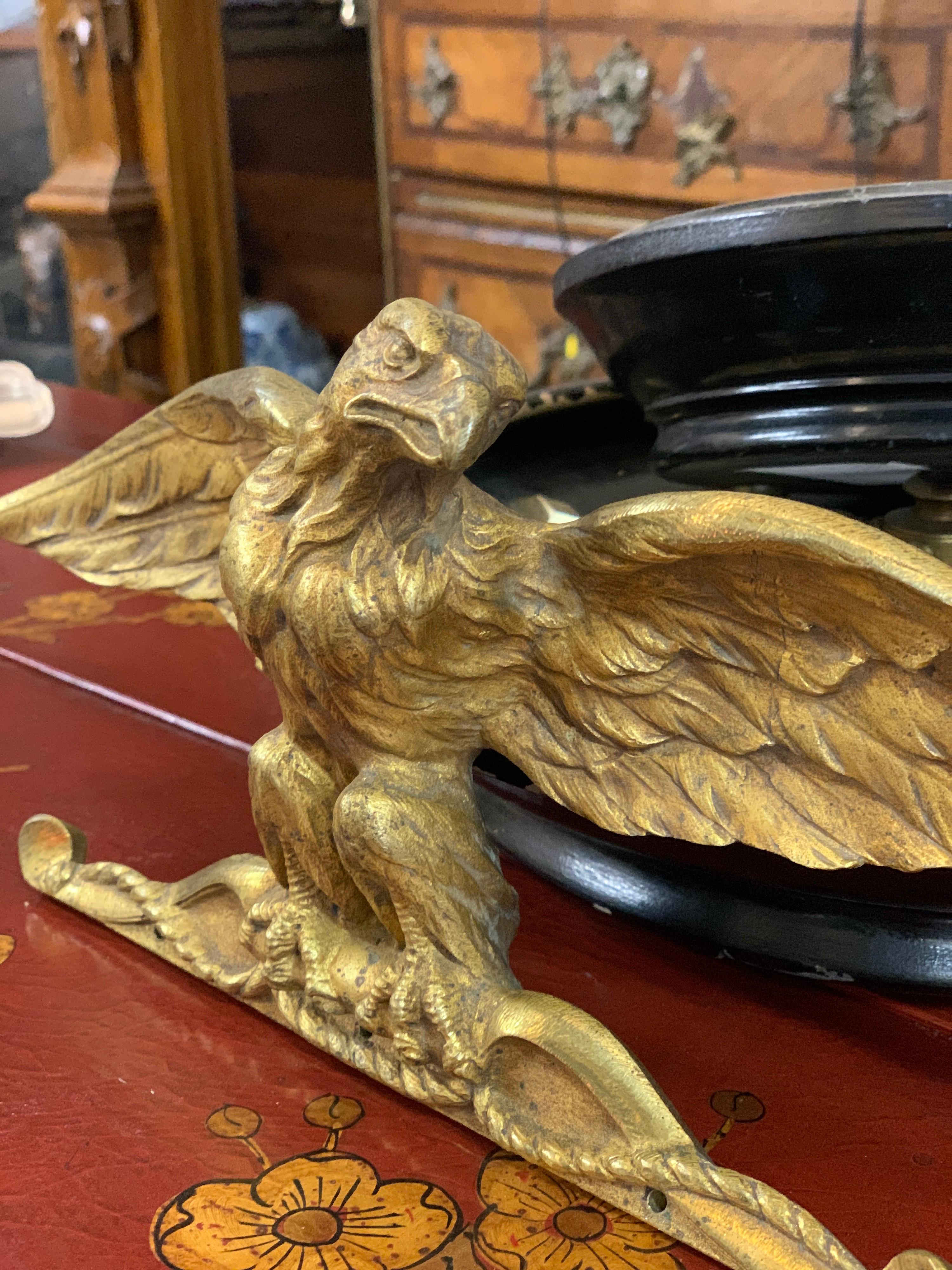 Wanddekoration aus Bronze, die einen Adler mit weit geöffneten Flügeln darstellt. Der Schriftzug JP befindet sich auf der Rückseite der beiden Flügel.
Frankreich, um 1900.