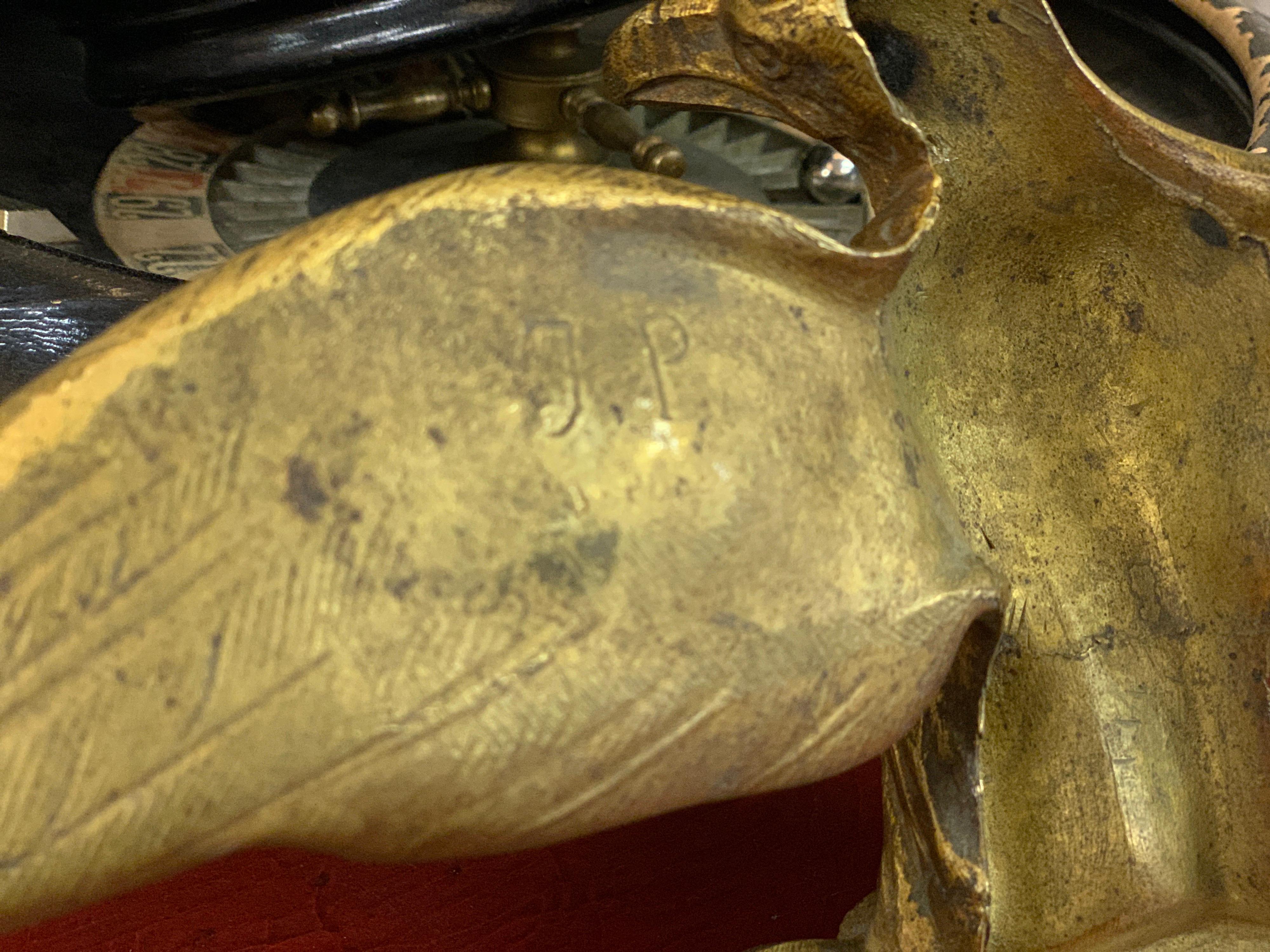 Sculpté à la main L'aigle français du 20ème siècle aux ailes déployées en bronze, signé JP en vente