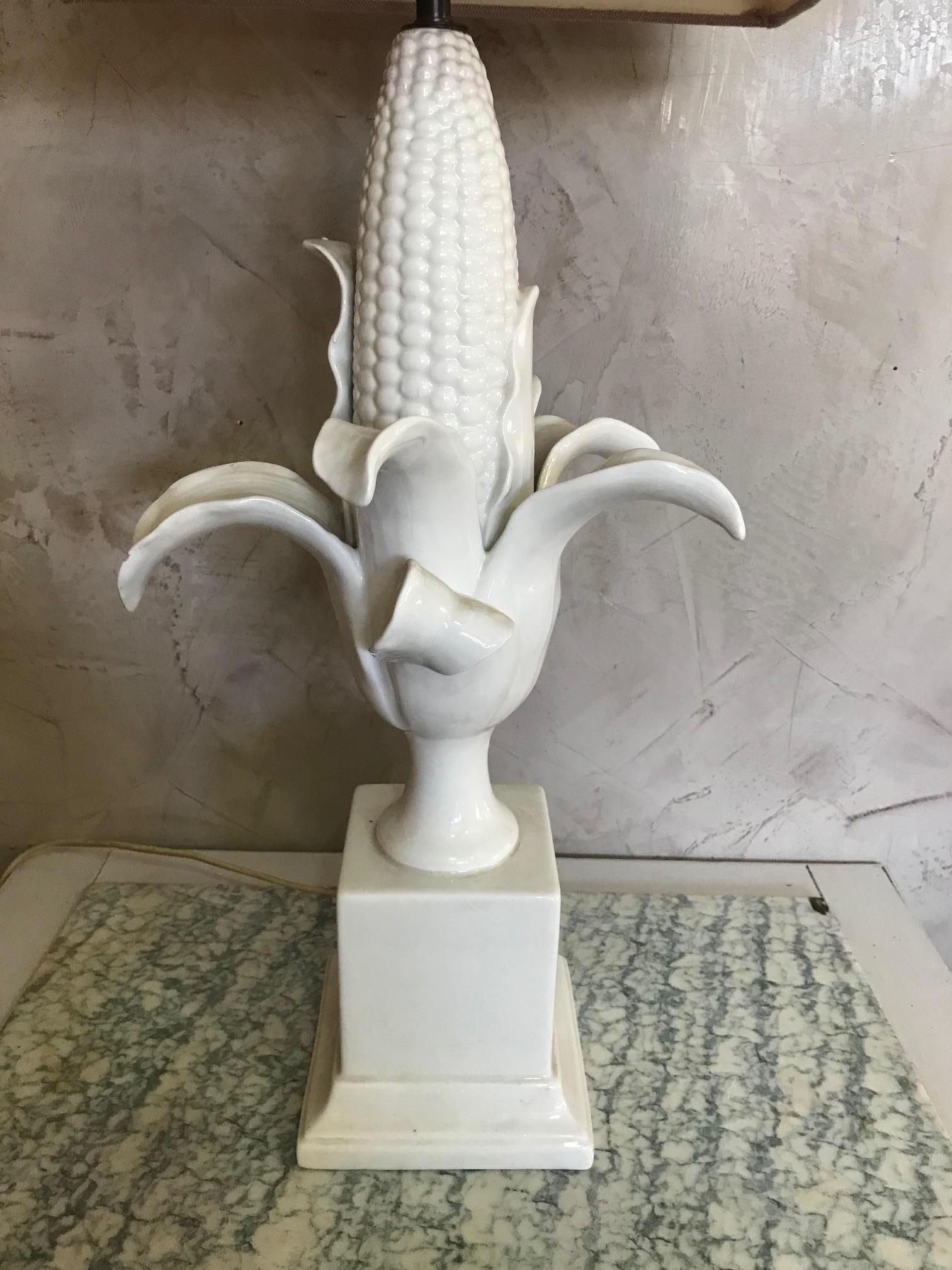 Très belle lampe de table à maïs en faïence française des années 1950.
Très bon état. Abat-jour rose.
Haute qualité.