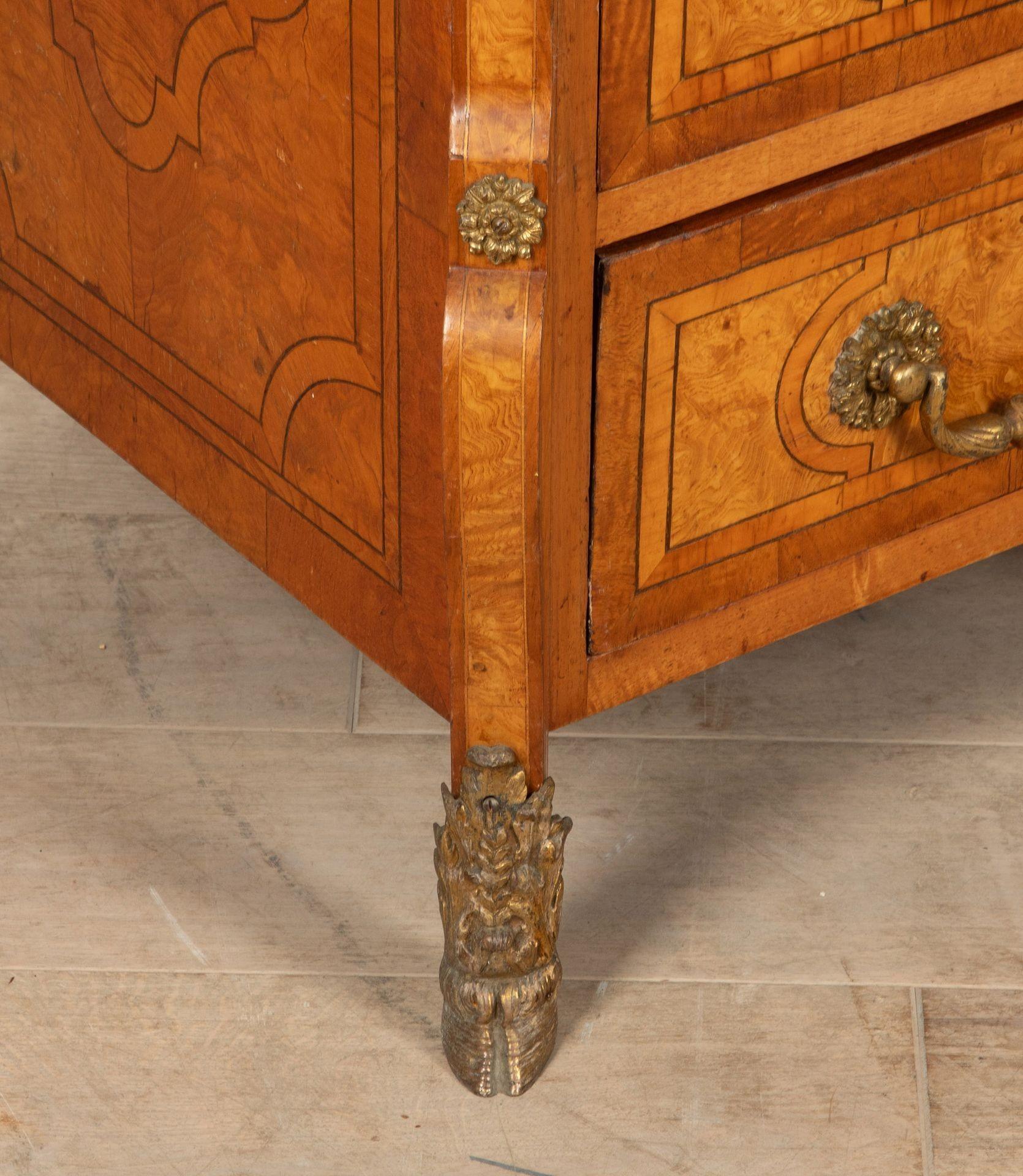 Commode francese del XX secolo con intarsio in olmo e bronzo dorato in vendita 5