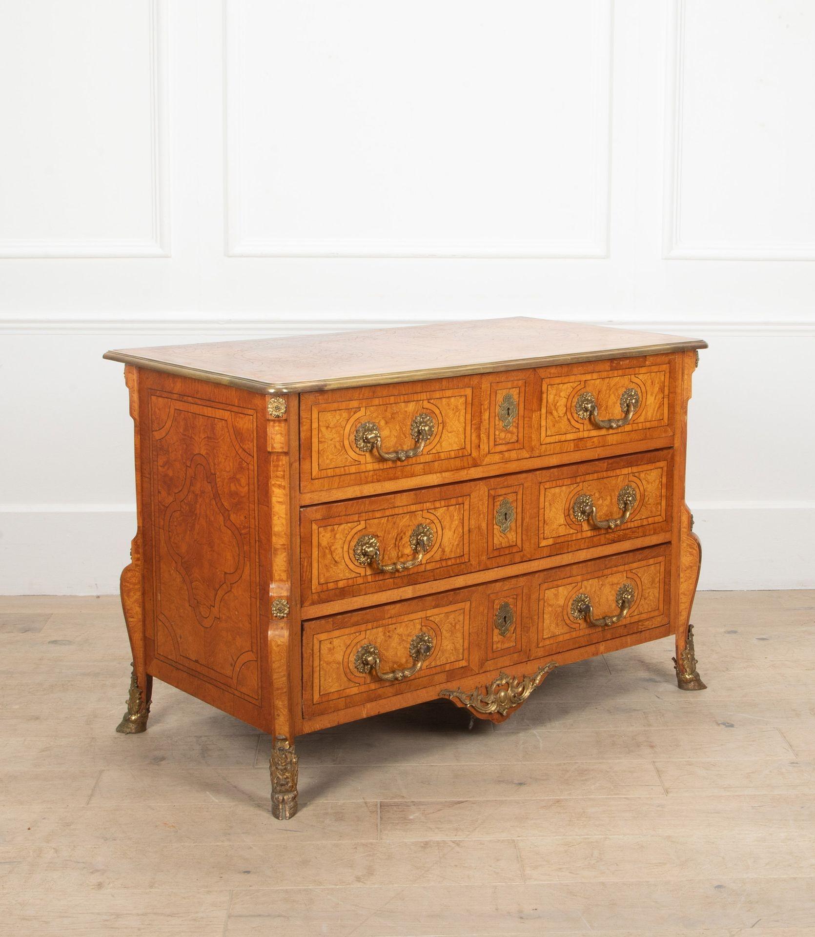 Comò o cassettiera in legno di olmo francese del XX secolo, montata su bronzo dorato.
Stile Louis XVI, quasi certamente di Mason Jensen.
Circa 1960.