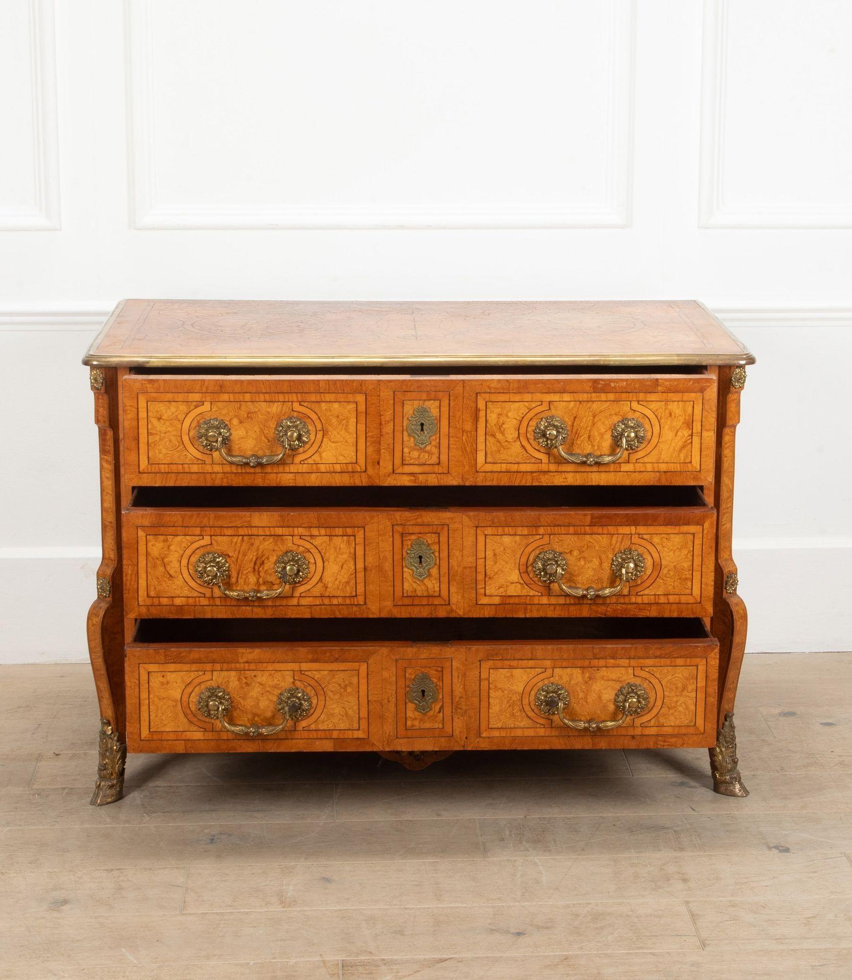 Francese Commode francese del XX secolo con intarsio in olmo e bronzo dorato in vendita