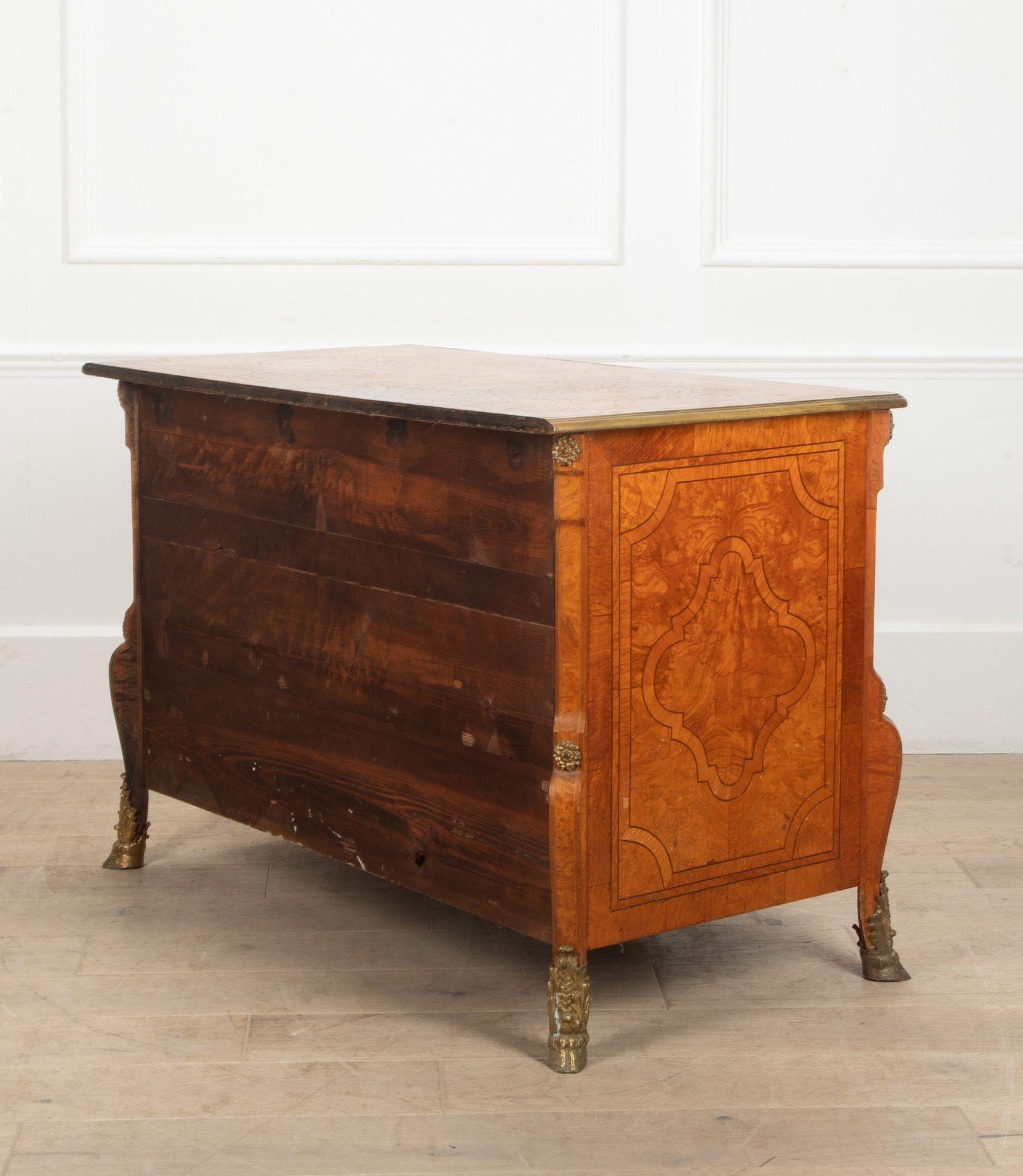 Commode francese del XX secolo con intarsio in olmo e bronzo dorato In condizioni buone in vendita a Gloucestershire, GB