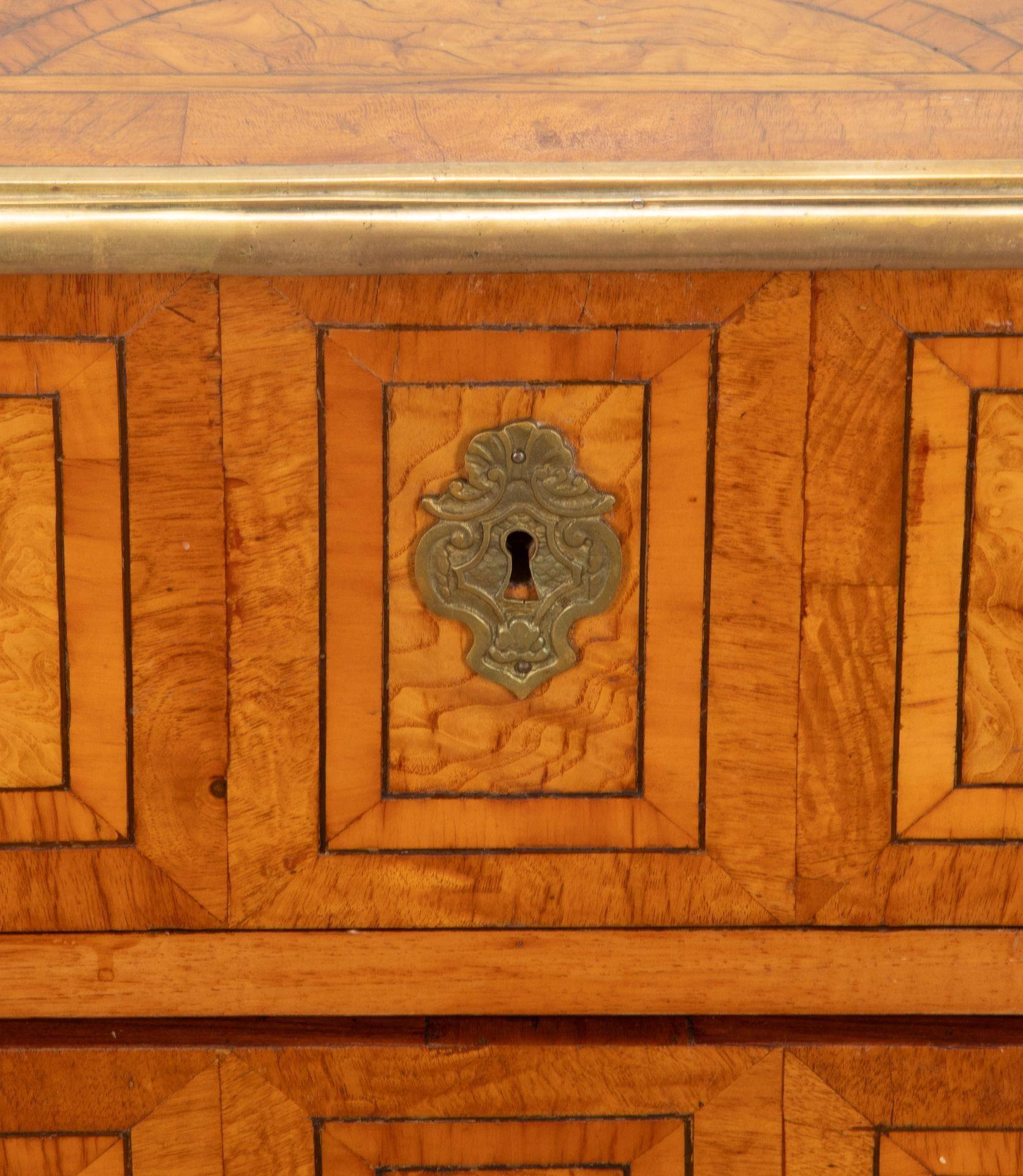 Ottone Commode francese del XX secolo con intarsio in olmo e bronzo dorato in vendita