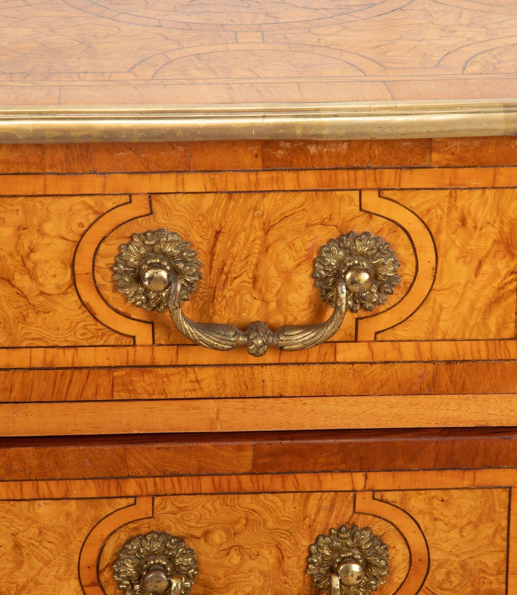 Commode francese del XX secolo con intarsio in olmo e bronzo dorato in vendita 1