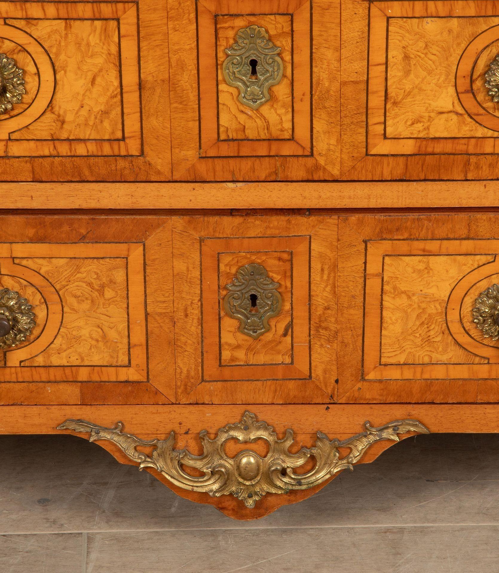 Commode francese del XX secolo con intarsio in olmo e bronzo dorato in vendita 2
