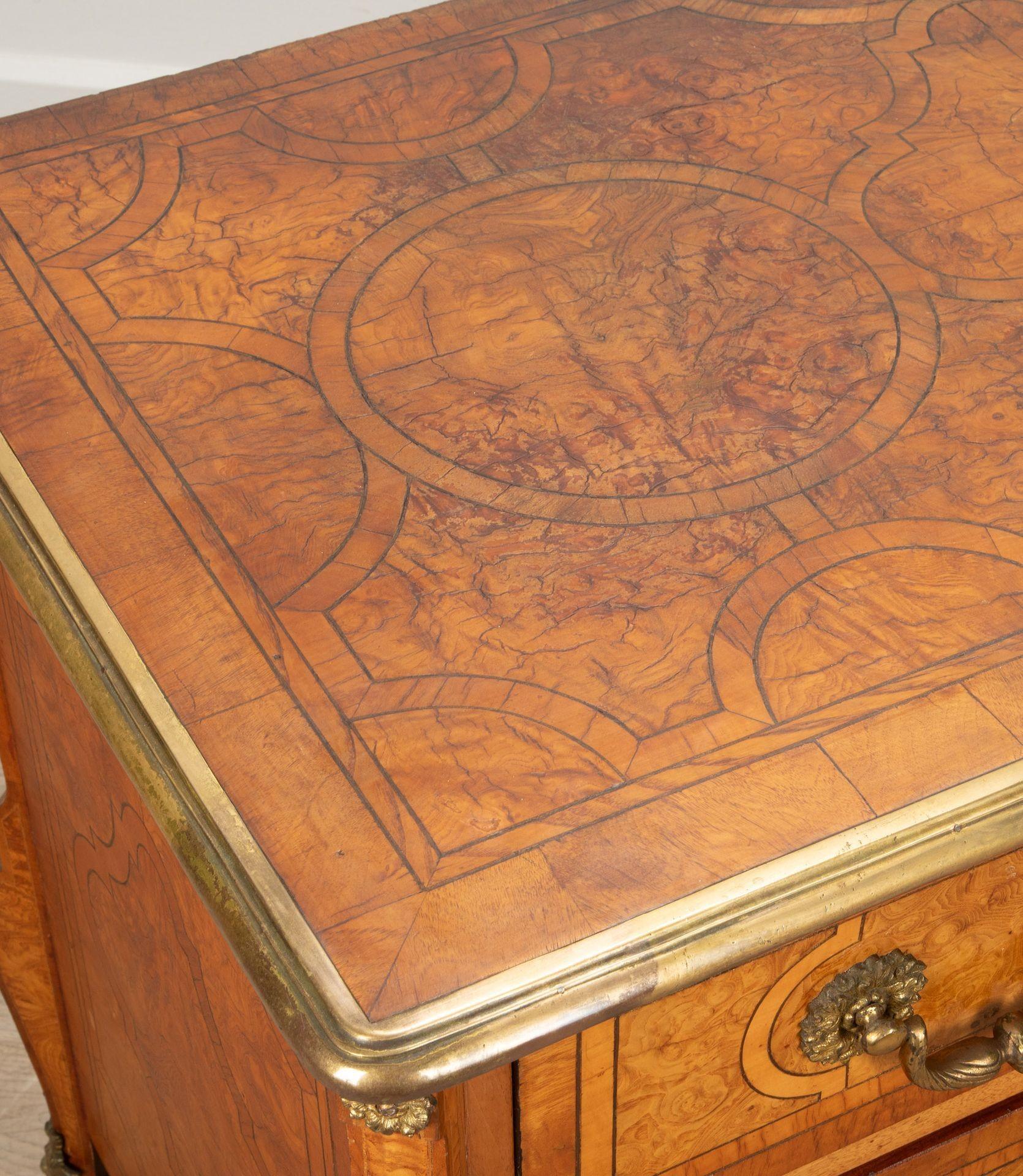 Commode francese del XX secolo con intarsio in olmo e bronzo dorato in vendita 4