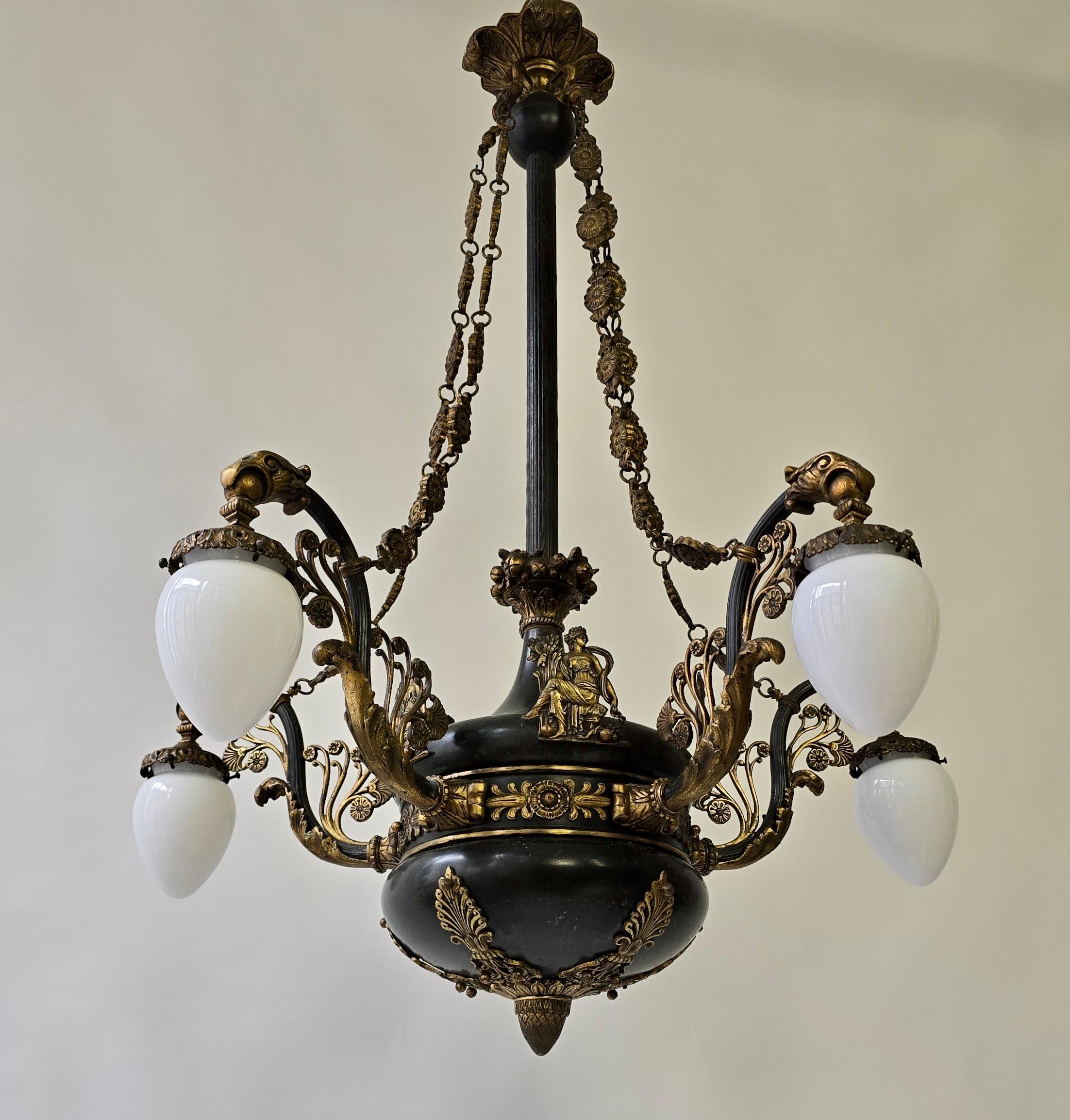 Bellissimo lampadario in stile Impero francese del XIX secolo a 5 luci. Bellissimi dettagli decorativi sulla base e sui bracci. 
Un apparecchio classico che non mancherà di stupire!!!