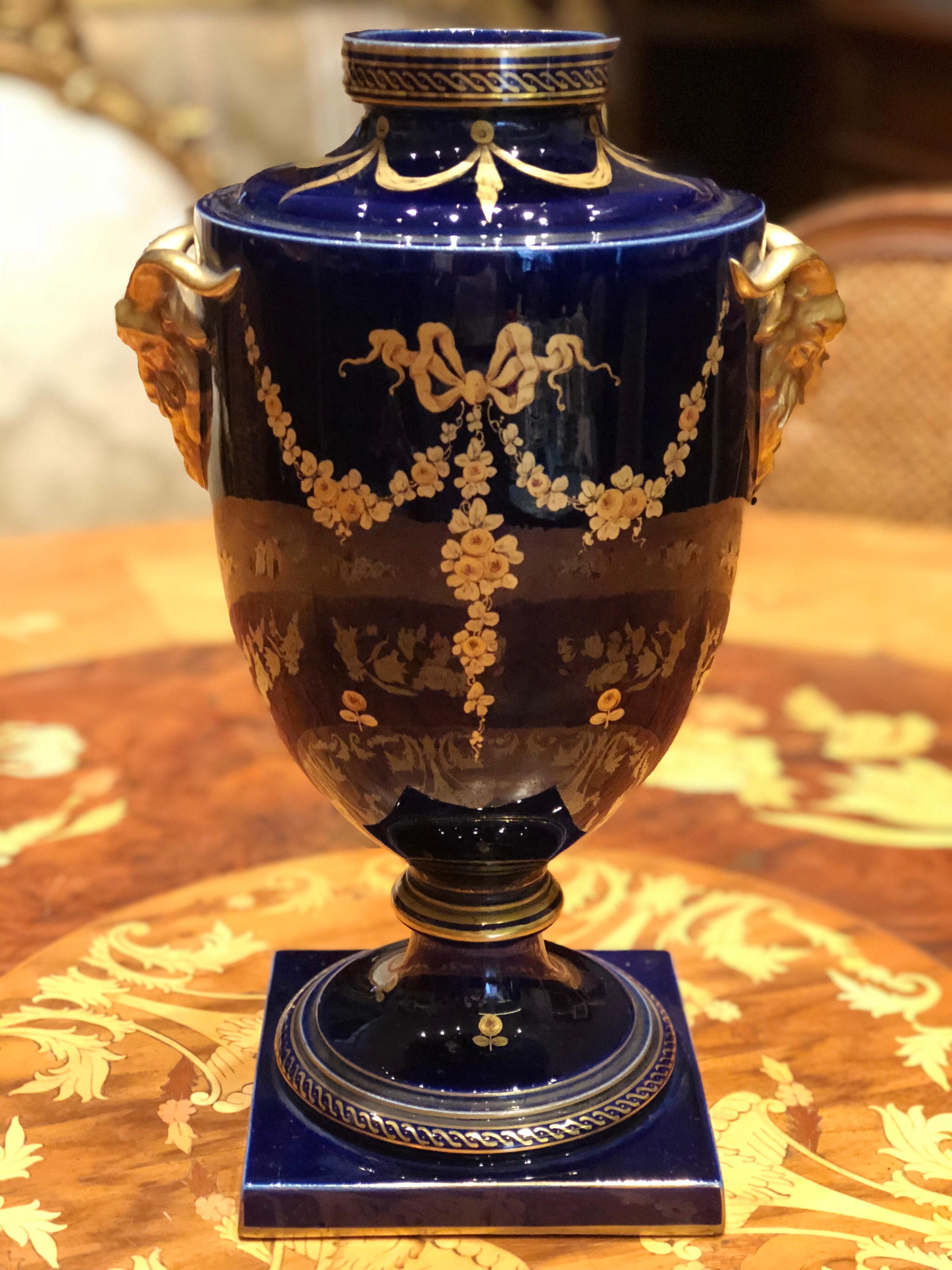 Francese Vaso a urna blu impero del XX secolo con decorazione dorata, Jaget & Pinon in vendita