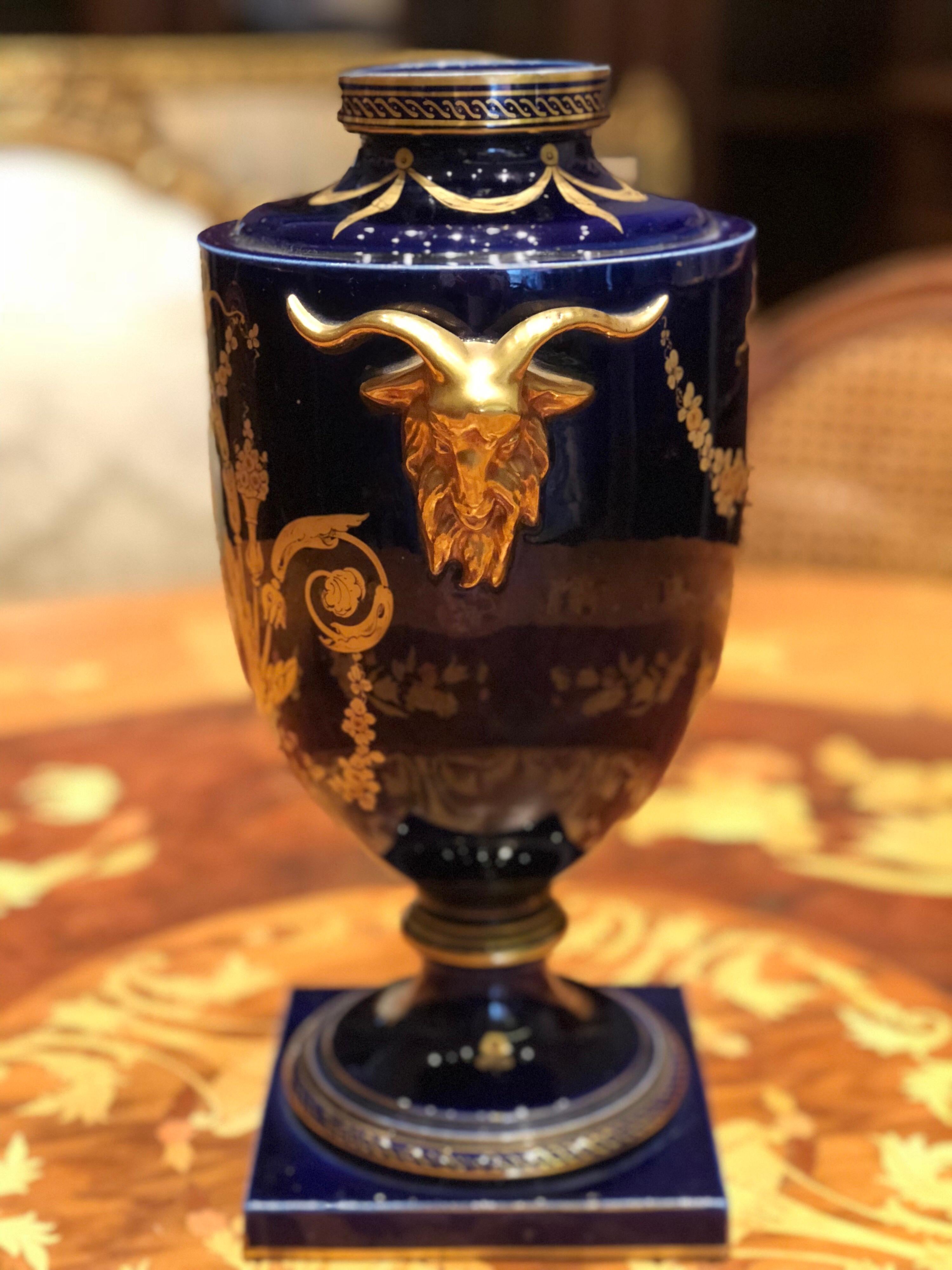 Vaso a urna blu impero del XX secolo con decorazione dorata, Jaget & Pinon In condizioni buone in vendita a Sofia, BG