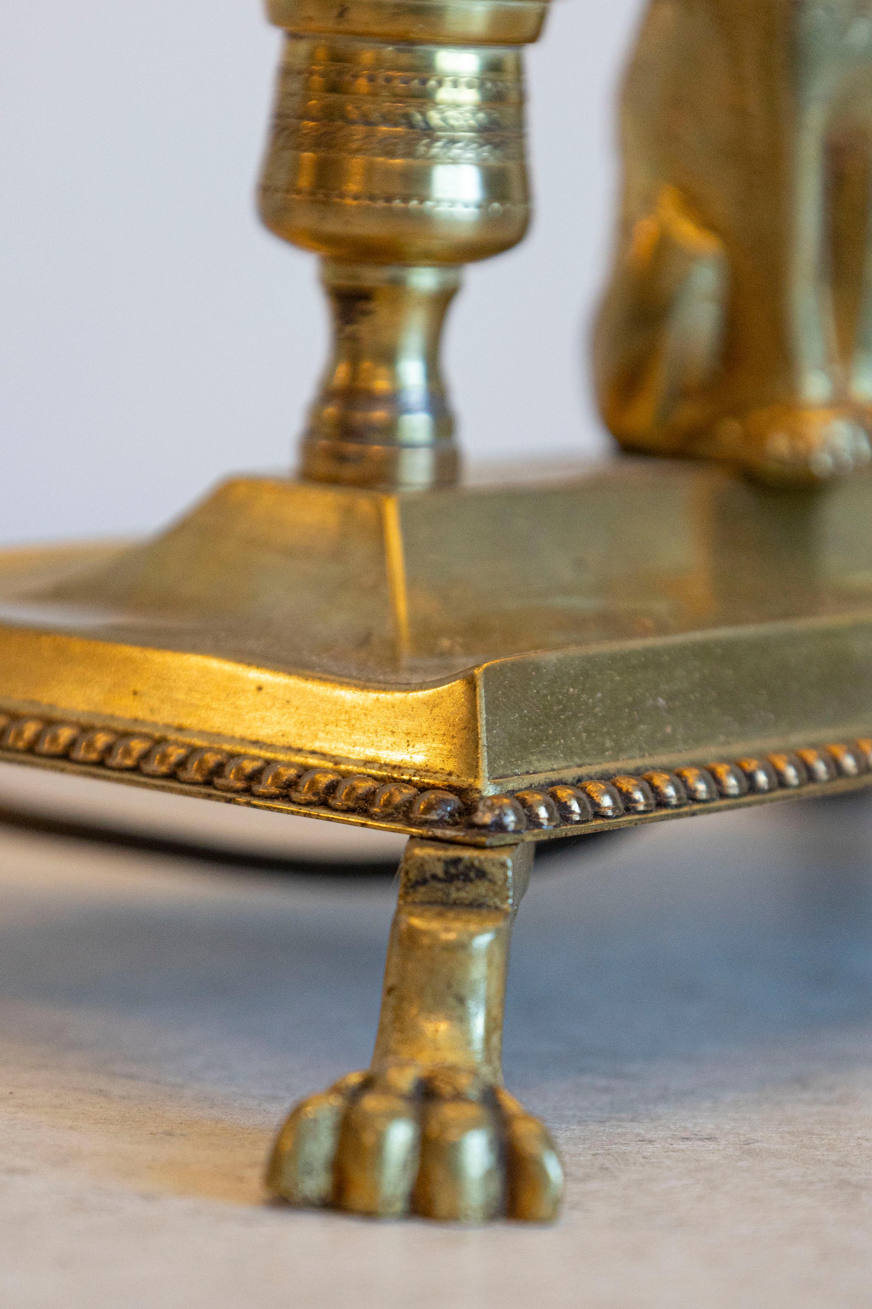 Doré Lampe Bouillotte de style Empire français du 20e siècle avec motif de sphinx en vente