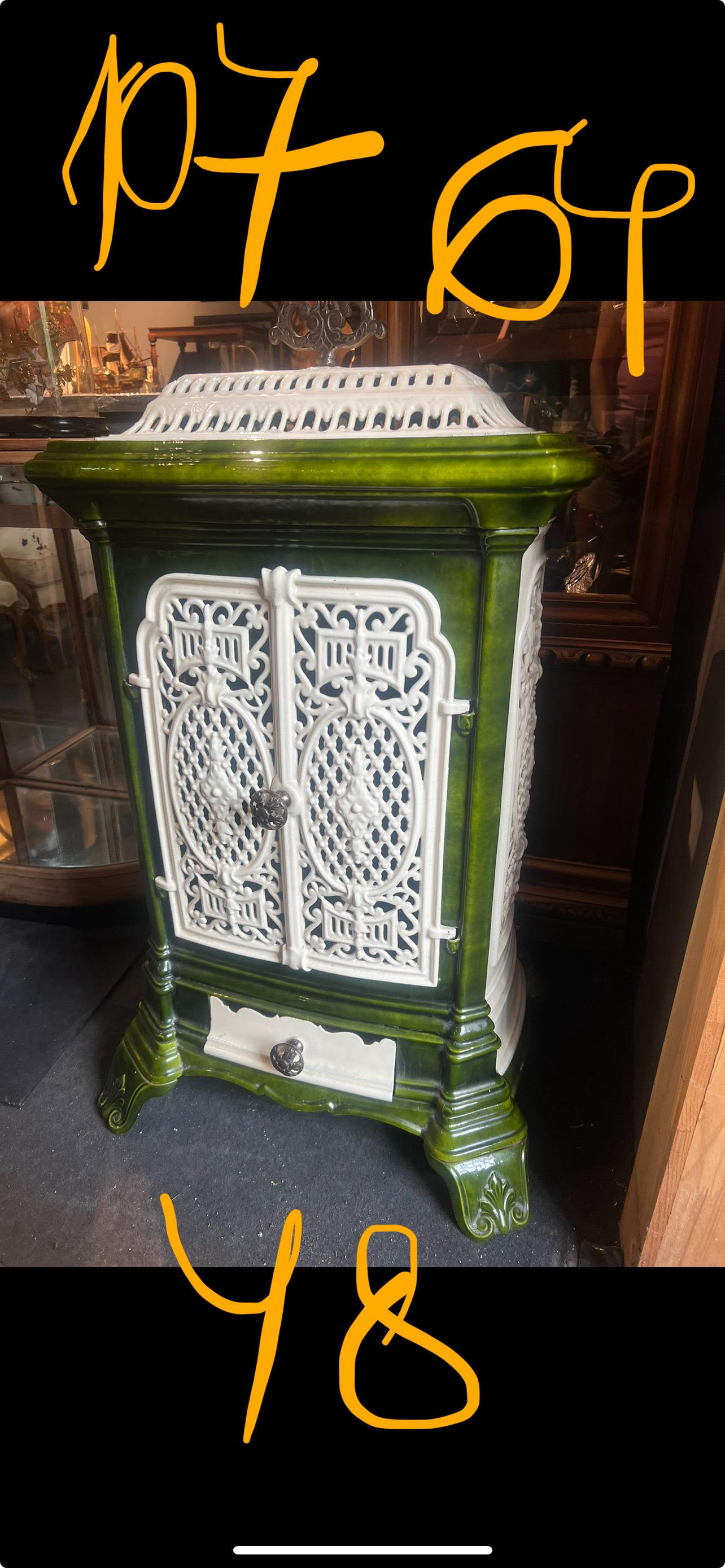 Copritermosifone in ghisa smaltata verde e bianca del XX secolo con porte di accesso apribili sul davanti e sulla parte superiore e stufa perfettamente funzionante installata all'interno.
Ottime condizioni e nessun restauro.
Francia, circa 1920