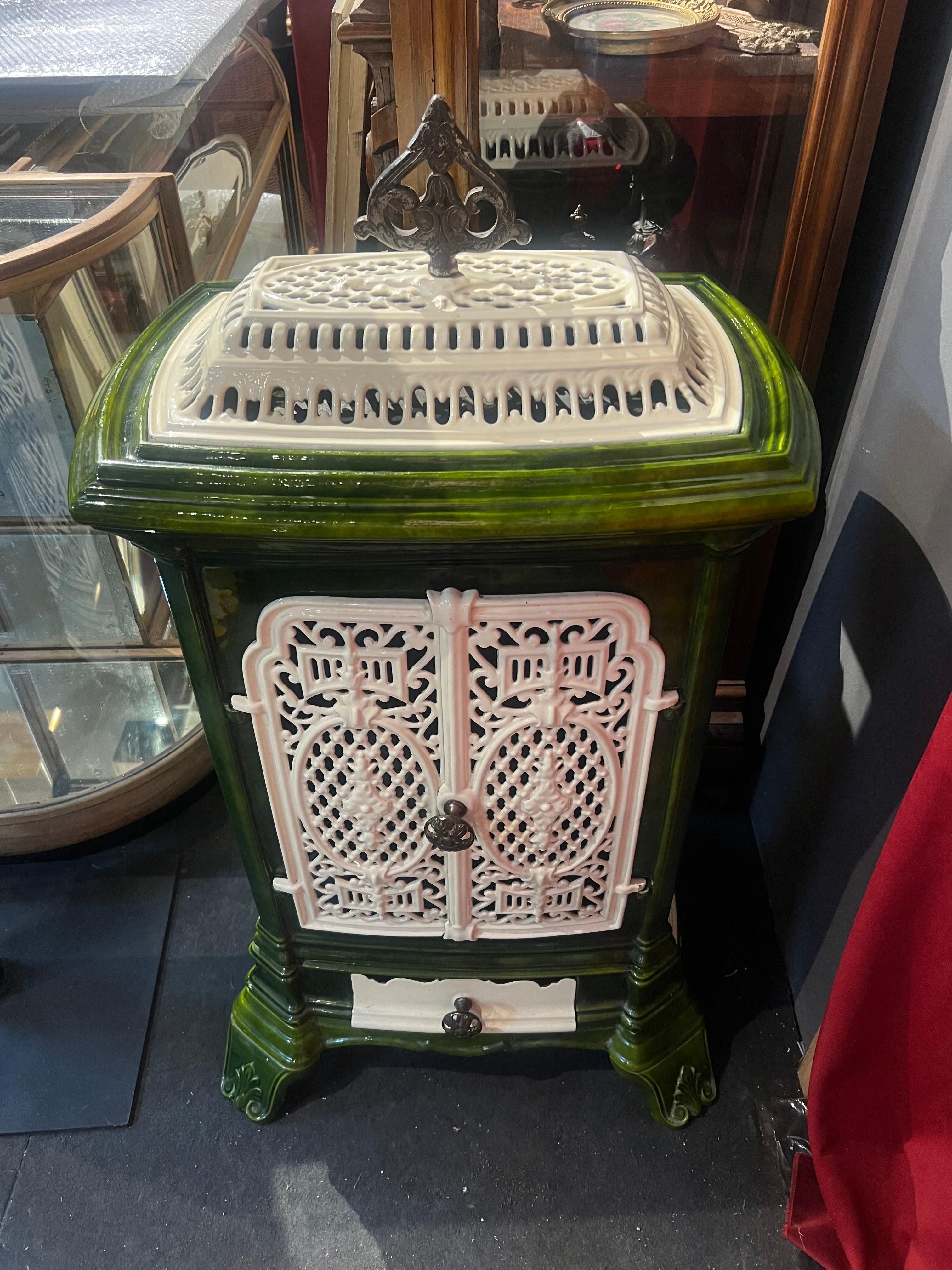 20th Century French Enameled Cast Iron Footed Cover with Stove Inside In Good Condition For Sale In Sofia, BG