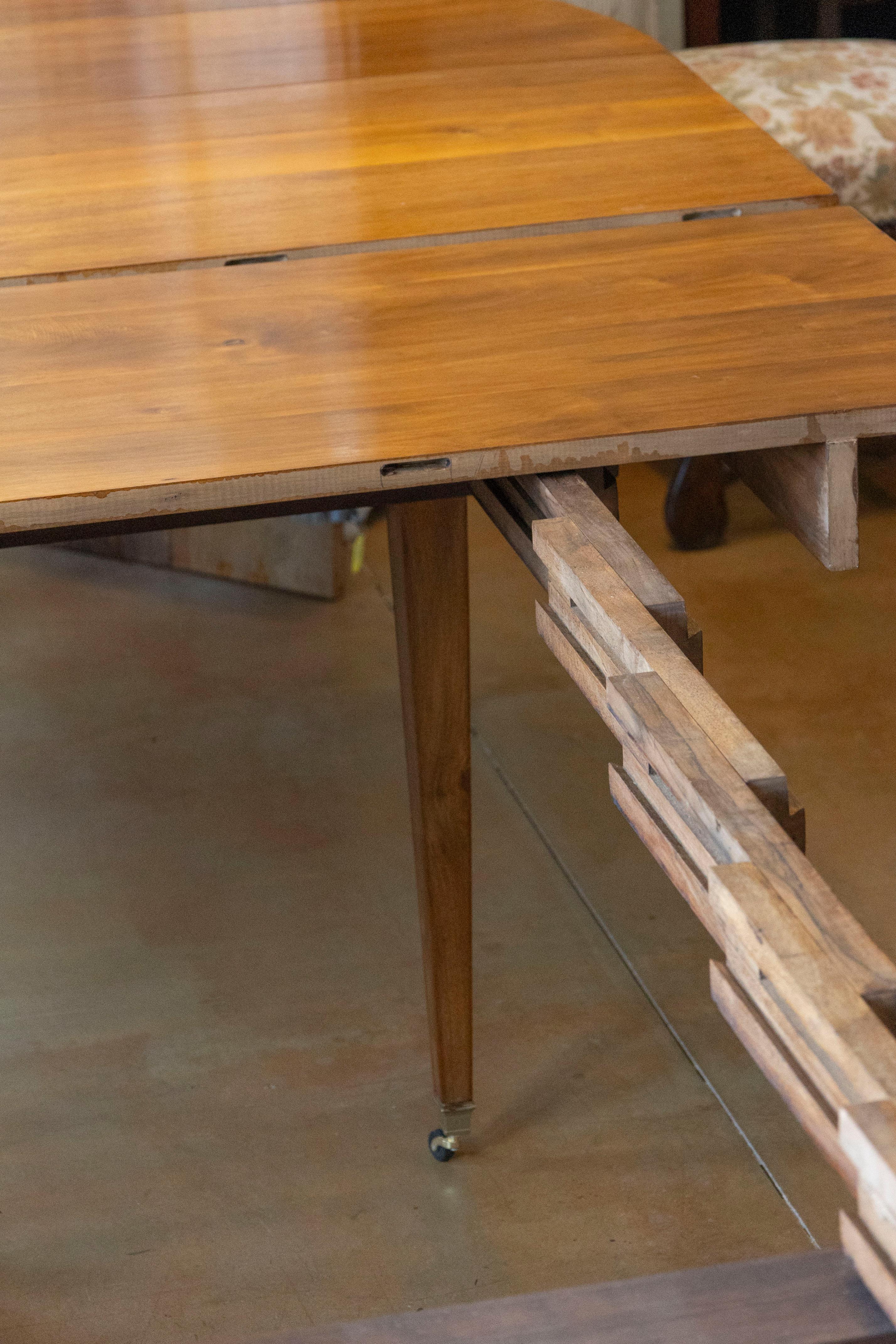 Mesa de comedor extensible francesa del siglo XX Carpintería en venta