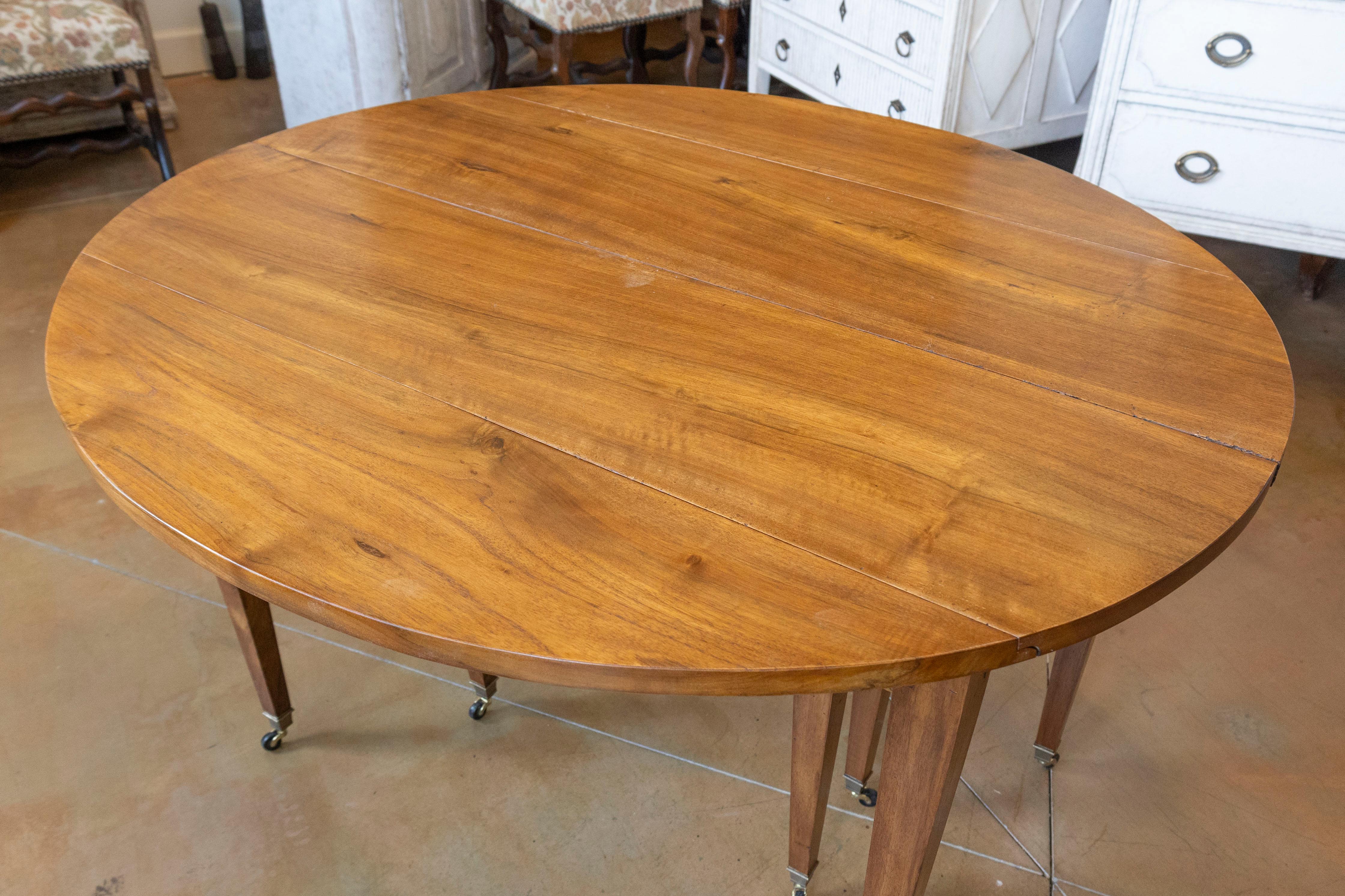 Mesa de comedor extensible francesa del siglo XX Nogal en venta